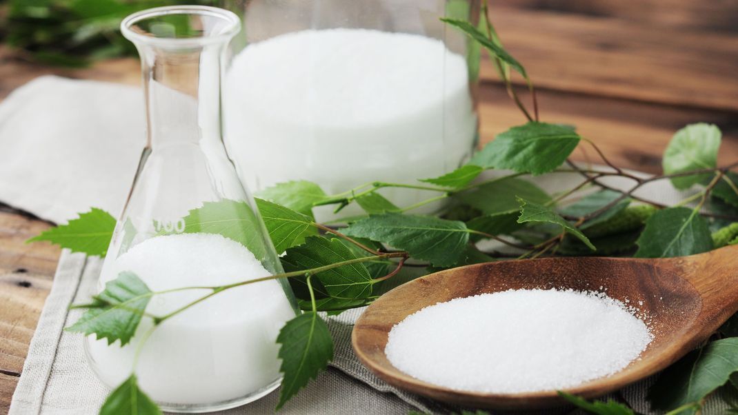 Birkenzucker schmeckt fast genau gleich, wie raffinierter Zucker. So kann er als super Ersatz dienen.