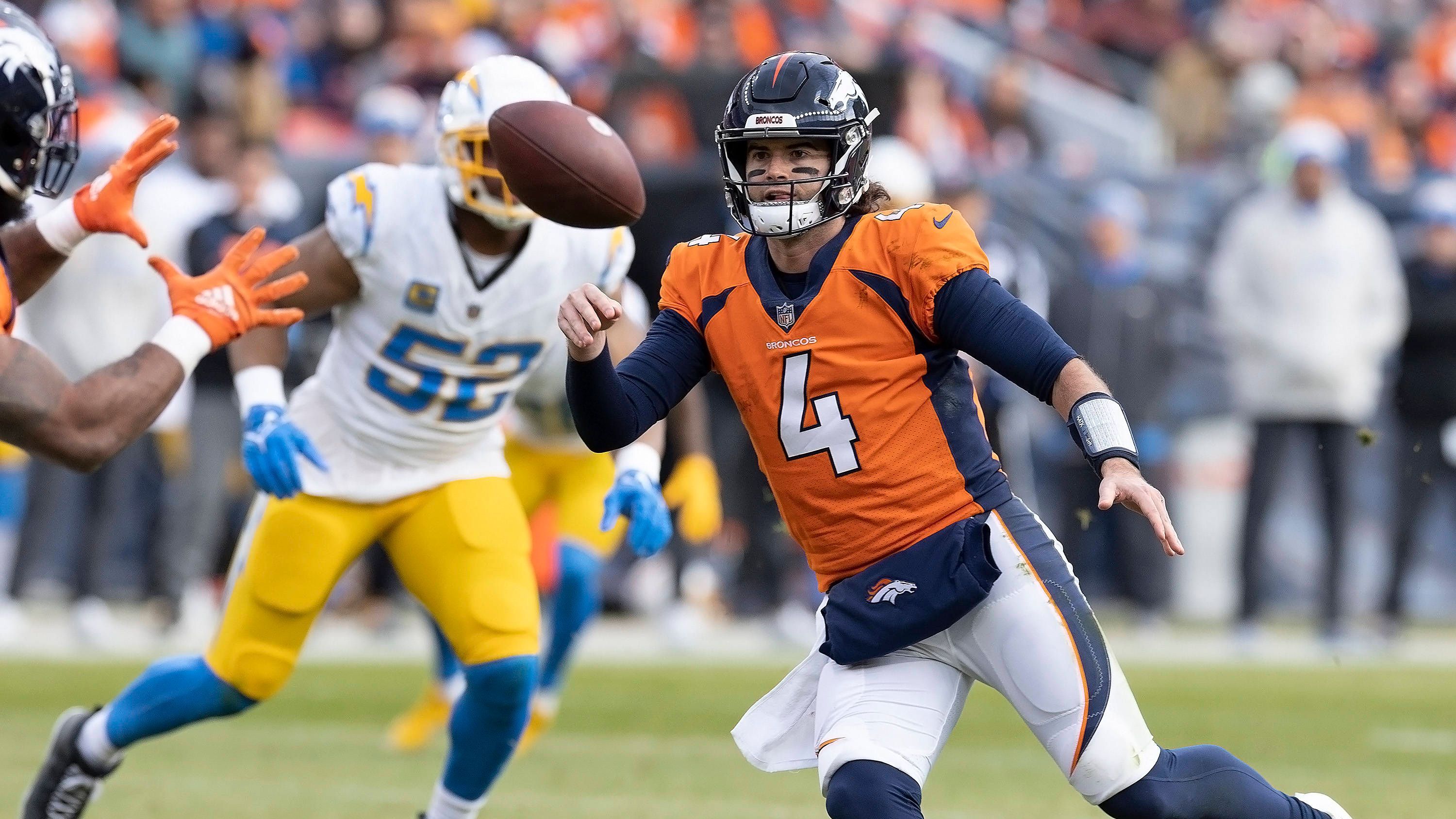 <strong>Denver Broncos</strong><br>Da half auch das erfolgreiche Saisondebüt von Jarrett Stidham nichts: Die Playoffs finden ohne die Broncos statt. Zwar gewann Denver sein Heimspiel in Woche 17 gegen die Chargers mit 16:9, doch durch die Siege der Konkurrenz haben die Broncos keine Chance mehr, am letzten Spieltag noch auf einen Playoff-Platz zu springen.