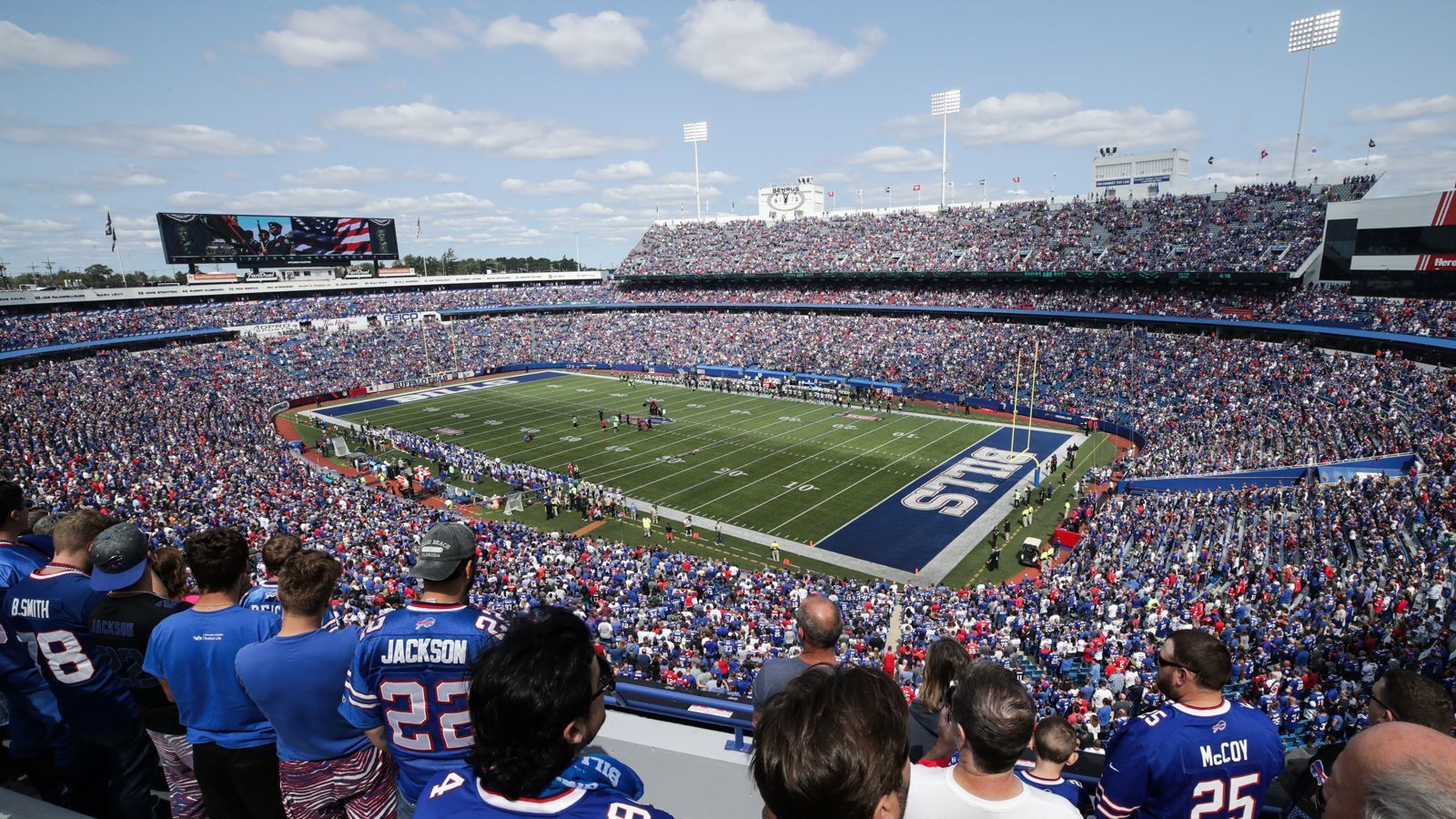 <strong>Buffalo Bills: Highmark Stadium</strong><br>
                • Kapazität: 73.079&nbsp;<br>• Eröffnung: August 1973; Renovierungen 1984, 2014&nbsp;<br>• Kosten: 22 Millionen Dollar; Renovierungskosten 114 Millionen Dollar (2014)&nbsp;<br>• Eigentümer: Erie County