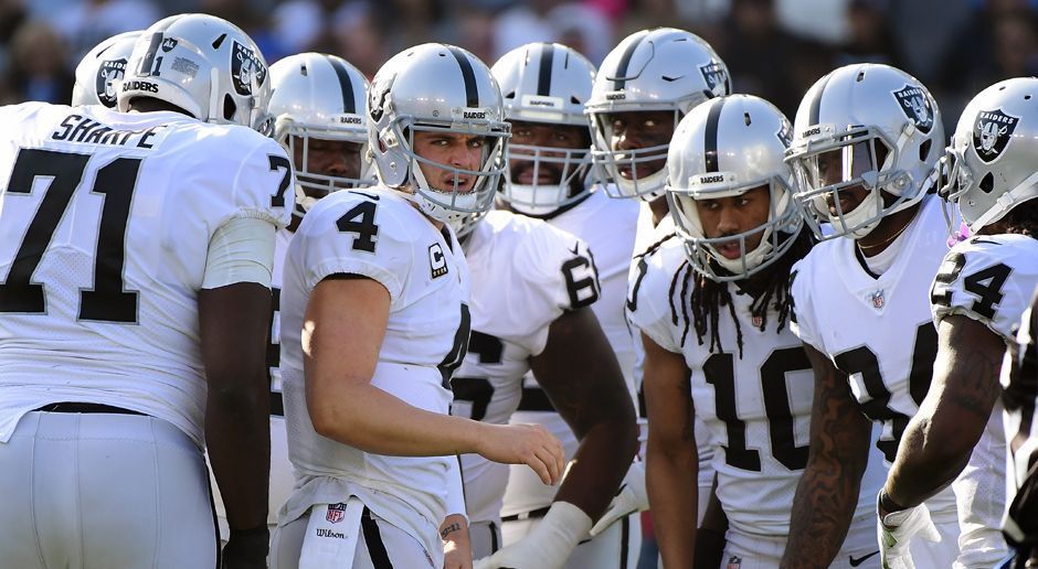 
                <strong>Oakland Raiders</strong><br>
                Franchise-Rekord: Amari Cooper ist mit 203 Receptions und 2903 Yards jeweils neuer Spitzenreiter der Raiders für Werte nach den ersten drei Saisons.Kicker Giorgio Tavecchio ist mit seinen zwei Field Goals aus jeweils 52 Yards beim 26:16 bei den Tennessee Titans in Week 1 der zweite Spieler der Raiders-Geschichte nach Sebastian Janikowski, der in einer Partie mehrmals aus mindestens 50 Yards zwischen die Stangen trifft.
              