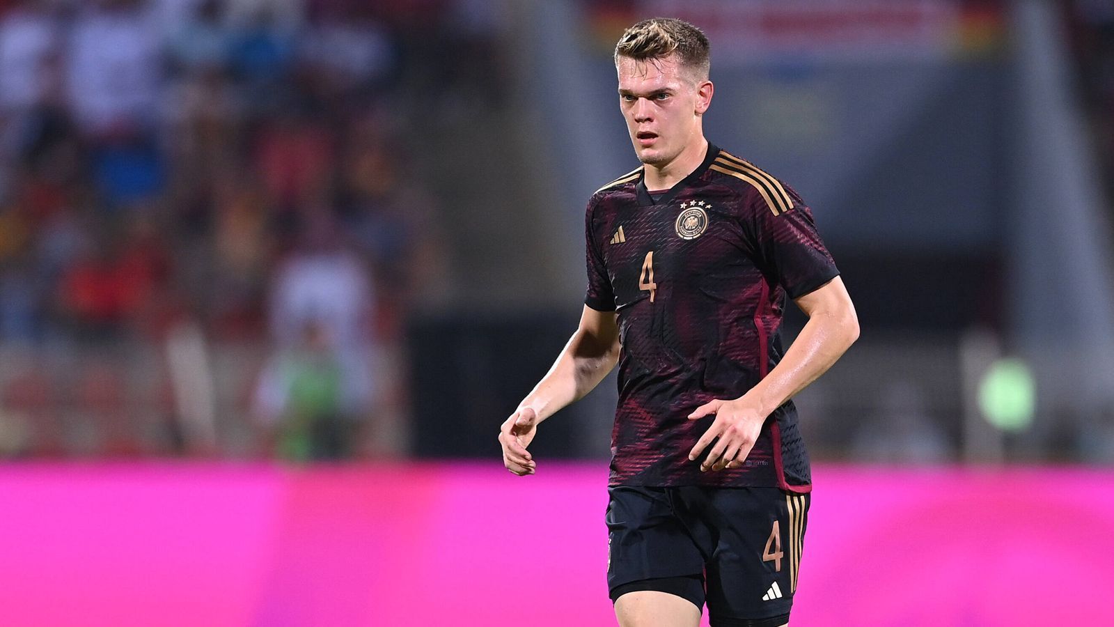 
                <strong>Matthias Ginter</strong><br>
                Wehrt in der 25. Minute einen Distanzschuss mit dem Kopf ab. Wird ein, zwei Mal bei Angriffen des Oman überspielt. Im deutschen Aufbauspiel sicher mit 48 von 51 angebrachten Pässen. Gewinnt zudem beide seiner Kopfballduelle. Wird zur Halbzeit ausgewechselt. ran-Note: 4
              