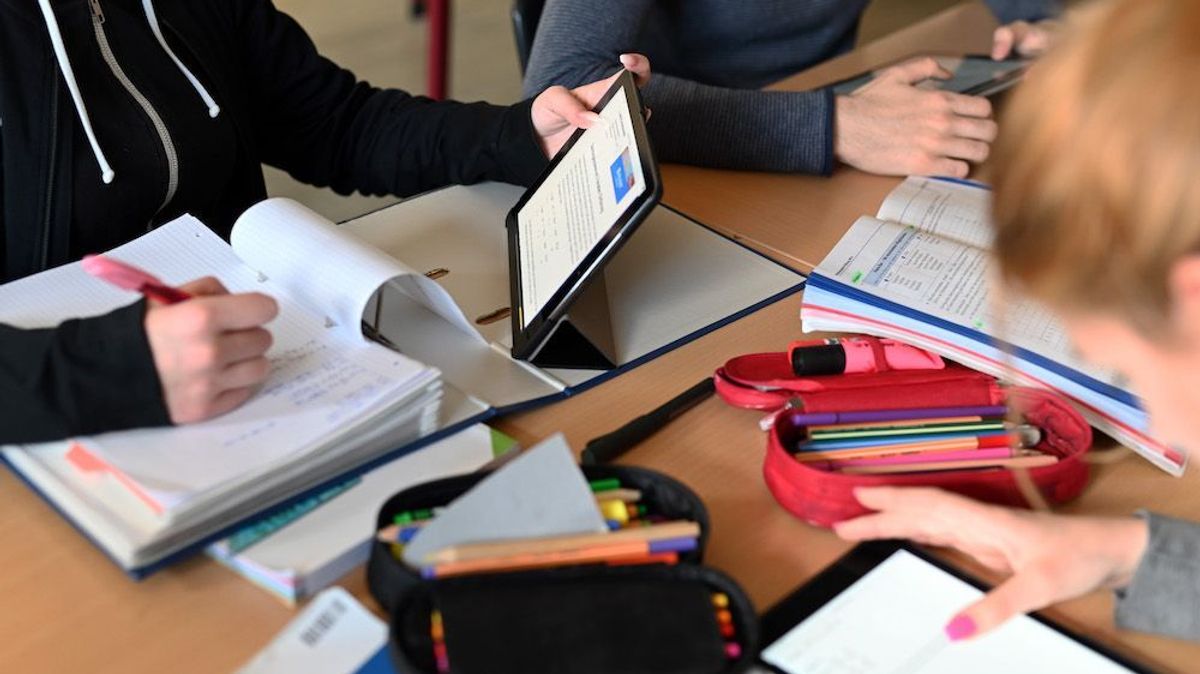 Schüler arbeiten in einer Unterrichtsstunde