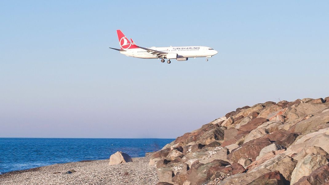 Heftige Turbulenzen führten auf einem Turkish Airlines Flug zu schweren Verletzungen bei einem Besatzungsmitglied. (Symbolbild)