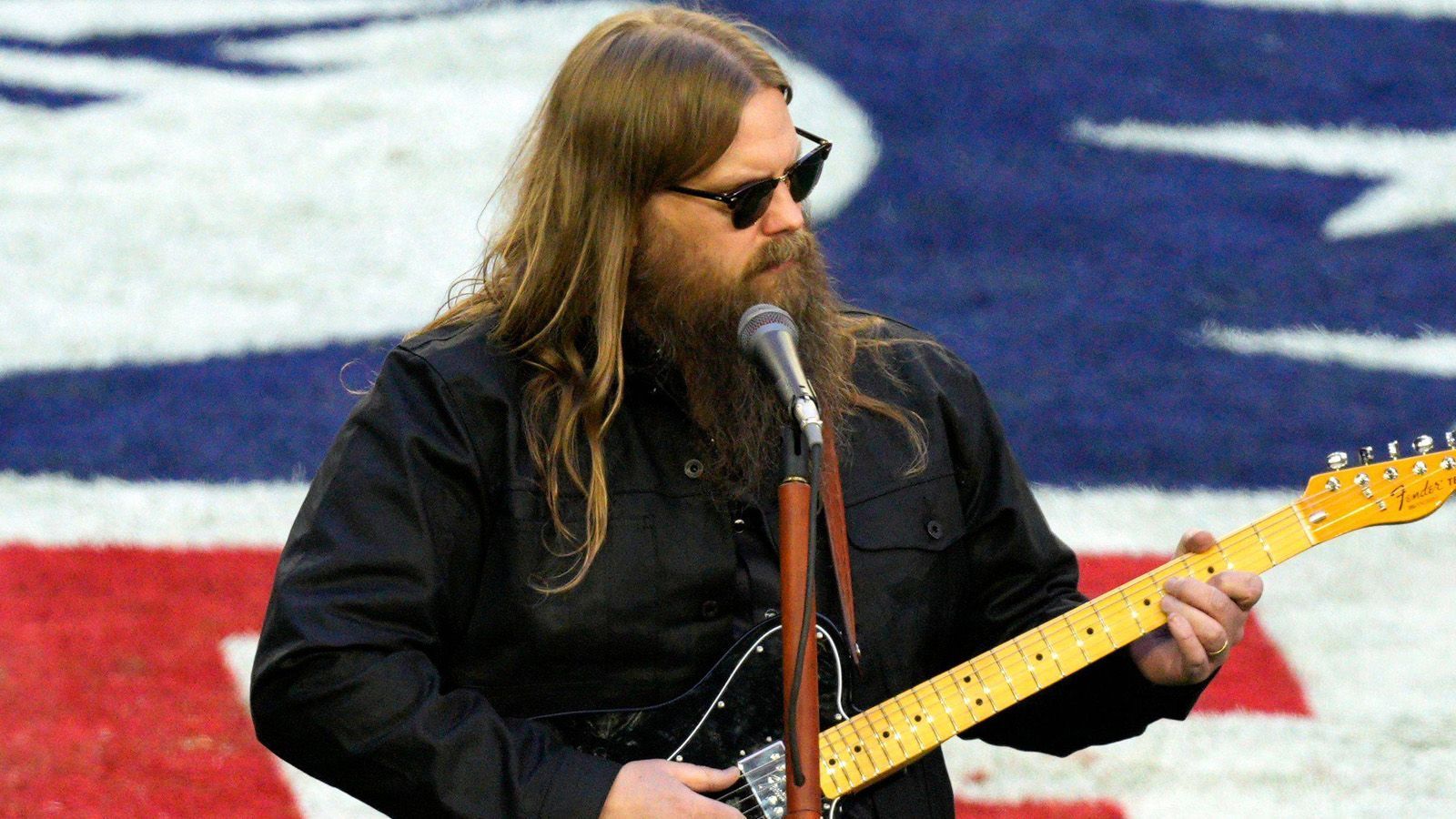 
                <strong>Chris Stapleton</strong><br>
                Der achtmalige Grammy-Gewinner Chris Stapleton war einer der wichtigsten Promis, denn er gab die US-Nationalhymne "The Star-Spangled Banner" zum Besten. Und brachte Eagles-Coach Nick Sirianni zum Weinen.
              