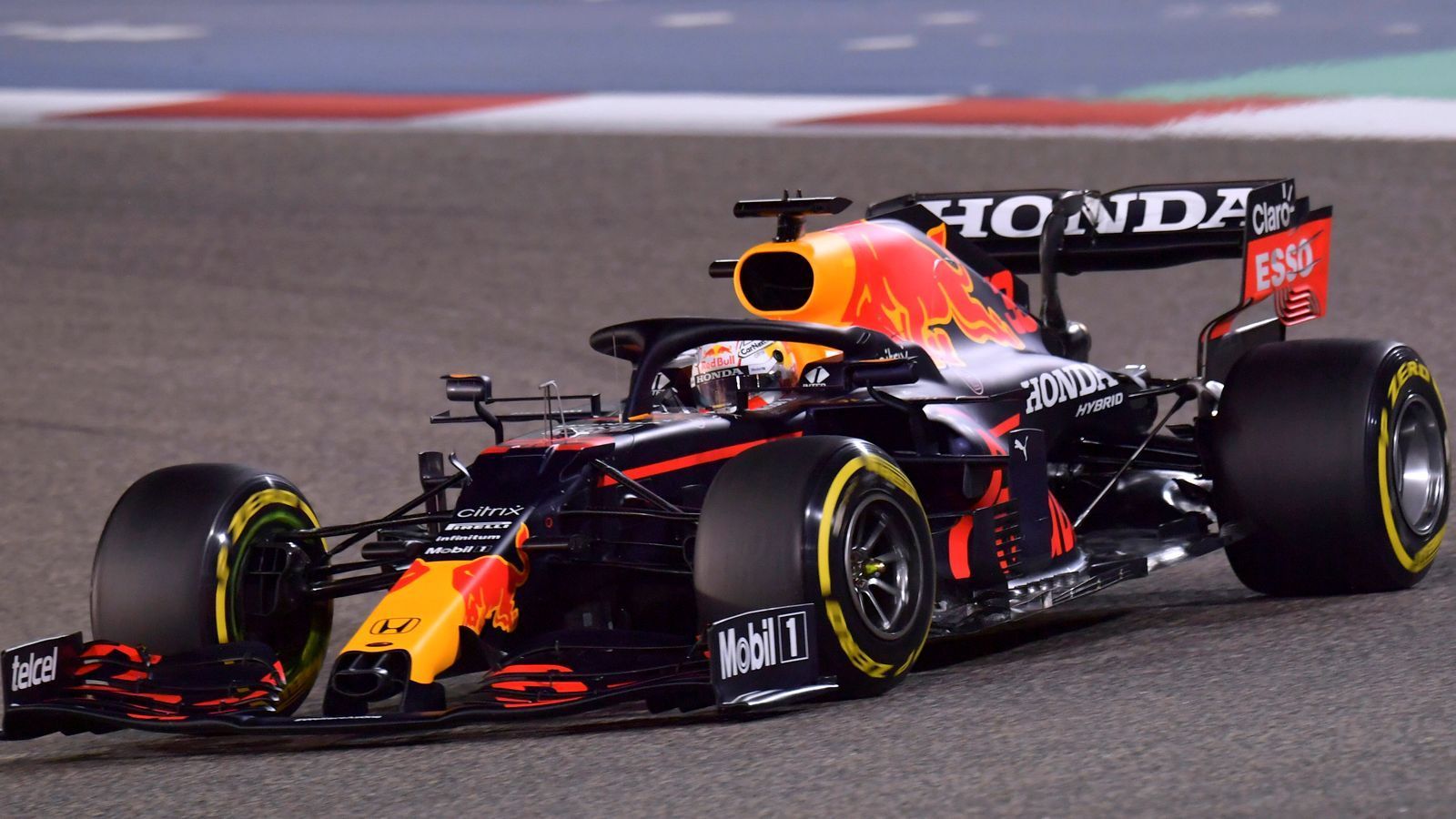 
                <strong>Das sagt Red Bull Racing</strong><br>
                Bei dem Herausforderer kann man eine gewisse Vorfreude und Aufregung nicht verhehlen, bei dem Rennstall weiß man aber auch, dass in der Formel 1 vor der Saison gerne Verstecken gespielt wird. "Es lässt sich nicht leugnen, dass nach dem reibungslosen Ablauf des dreitägigen Tests in Bahrain eine gewisse Aufregung herrscht, dass wir die siebenjährige Dominanz von Mercedes in der Formel 1 beenden könnten", sagte Red-Bull-Teamchef Christian Horner. Man dürfe aber nicht unterschätzen, wie groß diese Herausforderung sei, so der Brite. Fakt ist: Während der Silberpfeil vor sich hin stotterte, lag der Red-Bull-Renner wie ein Brett auf der Strecke. Weshalb Motorsportberater Helmut Marko sogar davon spricht, dass man die beste WM-Chance seit 2013 habe. "Ich sehe mich überhaupt nicht als Favorit", stellte Max Verstappen hingegen bei "Ziggo Sport" klar. Er glaubt sogar, dass Mercedes geblufft hat und erwartet in Bahrain weiterhin starke Silberpfeile: "Jetzt, wo es am Anfang mal nicht ganz glatt gelaufen ist, versuchen sie uns in die Favoritenrolle zu schieben. Und wenn sie dann am Ende trotzdem gewinnen, dann war es natürlich ein total unerwarteter Geniestreich."
              