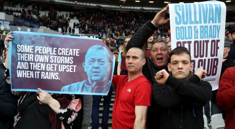 
                <strong>West Ham Fanprotest</strong><br>
                Bei West Ham United waren die Fans stinksauer auf Clubboss David Sullivan. "Manche Leute schaffen ihre eigenen Stürme und sind dann verärgert, wenn es regnet", hatten sie auf ein Transparent geschrieben. Statt wie versprochen die Spitze anzugreifen, taumelt der Londoner Club nach zuletzt drei Niederlagen in Serie der Abstiegszone entgegen. Sullivan bekam den Ärger auch direkt zu spüren. Er wurde von einer Münze getroffen.
              