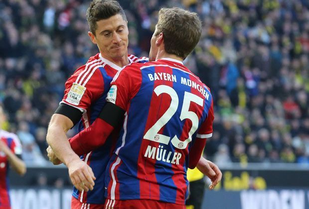 
                <strong>Robert Lewandowski</strong><br>
                Robert Lewandowski (l.) trifft am 27. Spieltag zum 1:0 für den FC Bayern - und gegen seinen Ex-Verein Borussia Dortmund. Auch der Pole hält sich anschließend beim Jubeln vornehm zurück - doch das macht nicht jeder so...
              