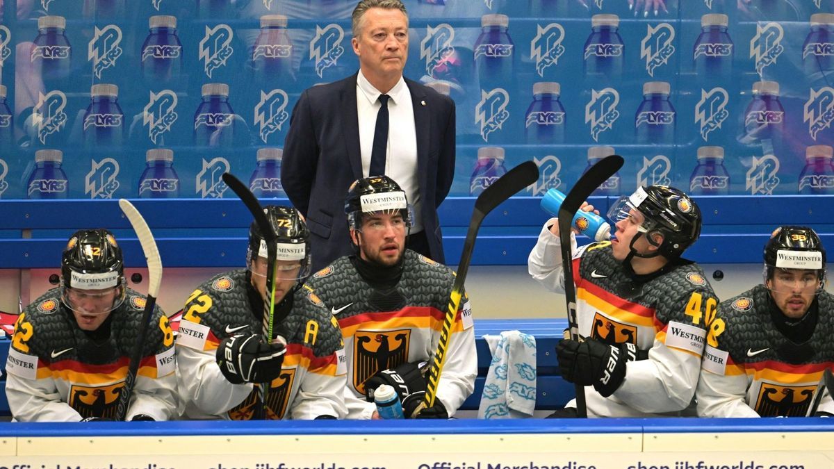 Bundestrainer Harold Kreis mit seinen Spielern