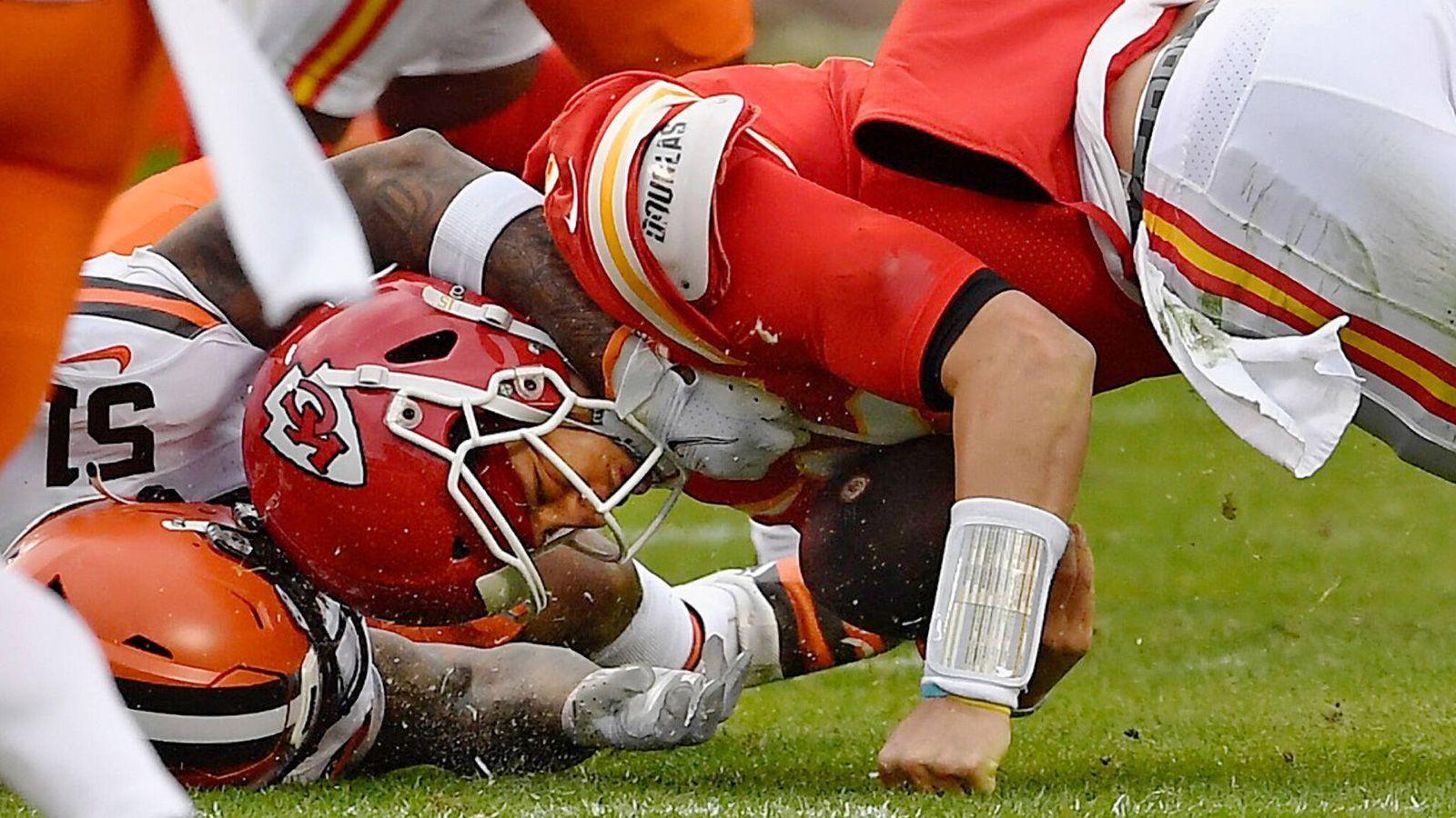 
                <strong>Gewinner: Concussion Protocol der NFL</strong><br>
                Apropos Gehirnerschütterung: Neben Lamar Jackson erwischte es in der Divisional Round auch Chiefs-Quarterback Patrick Mahomes. Dass die beiden Superstars in so wichtigen Spielen nicht auf das Spielfeld zurückkehrten, ist einerseits extrem bitter und schade für alle Fans. Es zeigt aber auch, dass das Concussion Protocol der NFL greift und die Liga die Gesundheit der Spieler tatsächlich schützen möchte. Vor einigen Jahren hätte ein Quarterback nach einer solchen Szene wie der von Mahomes vermutlich nach einer kurzen Pause weitergespielt, aber diese Zeiten sind vorbei.
              