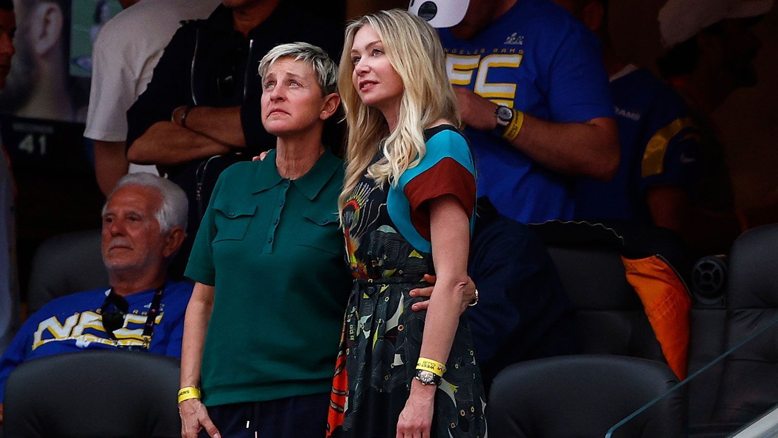 
                <strong>Ellen DeGeneres und Portia de Rossi</strong><br>
                Mit ihrer Partnerin Portia de Rossi (r.) schaute Moderatorin Ellen DeGeneres im SoFi Stadium vorbei. Der Blick ging gen Videoleinwand - werden wir gefilmt?
              