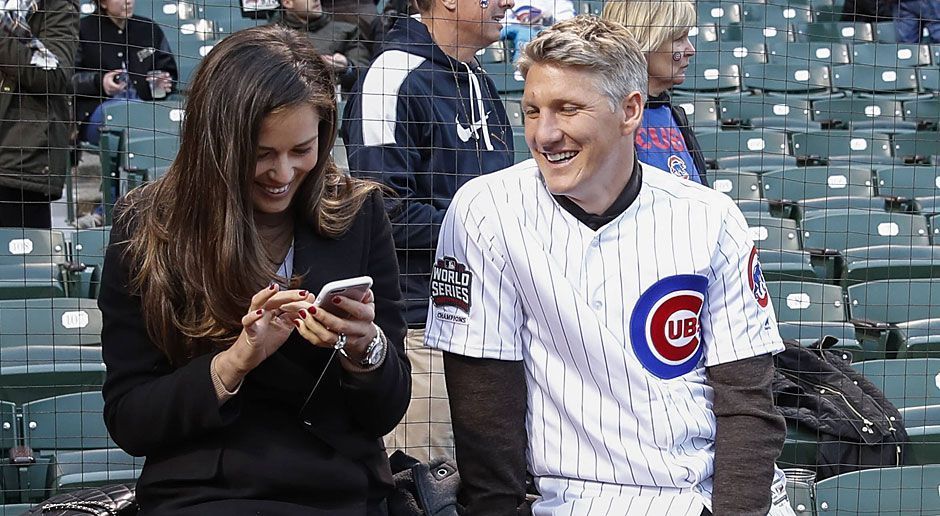 
                <strong>Schweini goes Baseball</strong><br>
                Nein, Ana ist doch da! Die ehemalige Tennis-Dame bereitet hier wohl schon die Handy-Kamera für die Schnappschüsse von Schweinis großem Auftritt vor.
              