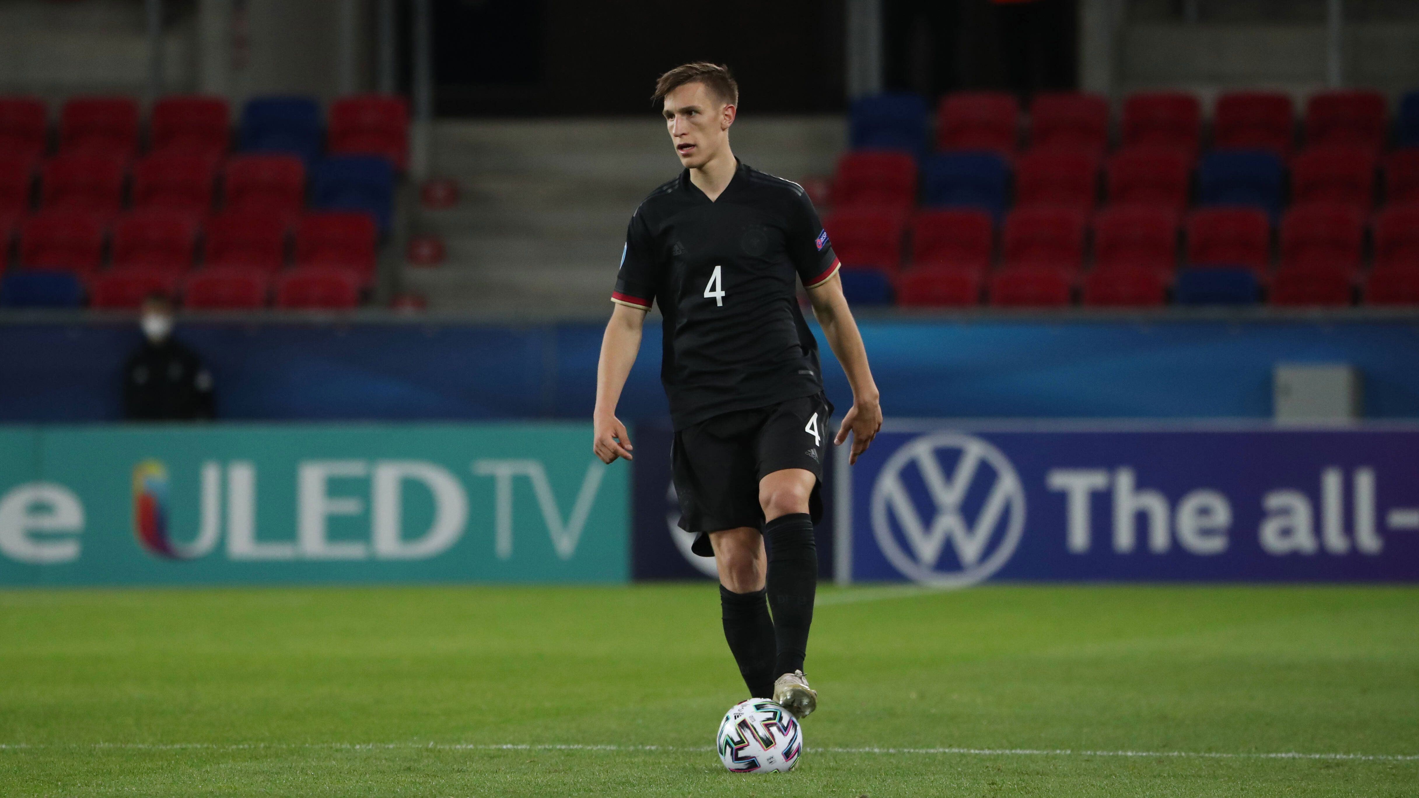 
                <strong>Nico Schlotterbeck (1. FC Union Berlin)</strong><br>
                Nach der starken Saison bei Union Berlin geht es für Nico Schlotterbeck wieder zurück zum SC Freiburg. Dort wartet aber in der Defensive große Konkurrenz und auch ein anderer Faktor könnte problematisch werden: "Ich gehe schon mal erst davon aus, dass ich nach Freiburg zurückkehre. Aber wie wir das Ganze dann handhaben, weiß ich nicht, weil mein Bruder da spielt", sagte Schlotterbeck dem "Kicker". Der VfB Stuttgart könnte der Nutznießer dieser Situation werden und soll bereits ein Auge auf Schlotterbeck geworfen haben. Für VfB-Coach Matarazzo sei Schlotterbeck die Wunschlösung bei einem Wechsel von Marc Oliver Kempf. 
              