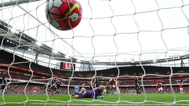 
                <strong>FC Arsenal - Emirates Stadium</strong><br>
                FC Arsenal: Sage und schreibe 37.425 Euro sollten Anhänger des FC Arsenal dabei haben, wenn sie auch mal auf dem eigenen heiligen Rasen spielen wollen. Wer diesen Batzen aufbringen kann, erhält dafür ein umfassendes Paket. Zu diesem Angebot gehört: Zugang zu den Umkleidekabinen, eigene Trikots, ein komplettes Schiedsrichtergespann und Ballkinder.
              