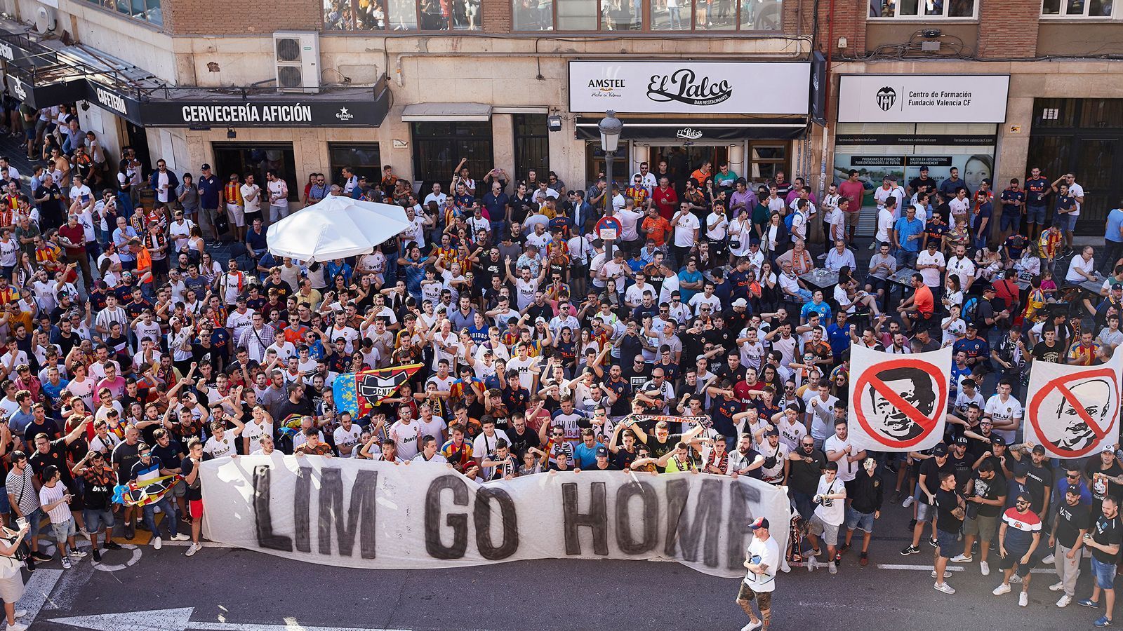 
                <strong>Wenn Investoren und Besitzer zum Fan-Alptraum werden</strong><br>
                In Valencia gingen trotz Corona tausende Menschen gegen Peter Lim, Besitzer des FC Valencia, auf die Straße. Auch in Malaga, Hull und selbst Machatschkala mussten die Anhänger miterleben, wie aus großen Versprechungen dramatische Abstürze wurden. ran.de zeigt Fälle, in denen Investoren und Klubbesitzer vom Hoffnungsträger zum Alptraum wurden.
              