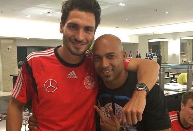 
                <strong>Mats Hummels und Dede </strong><br>
                Mats Hummels freut sich über das Treffen mit der brasilianischen BVB-Legende Dede. 
              