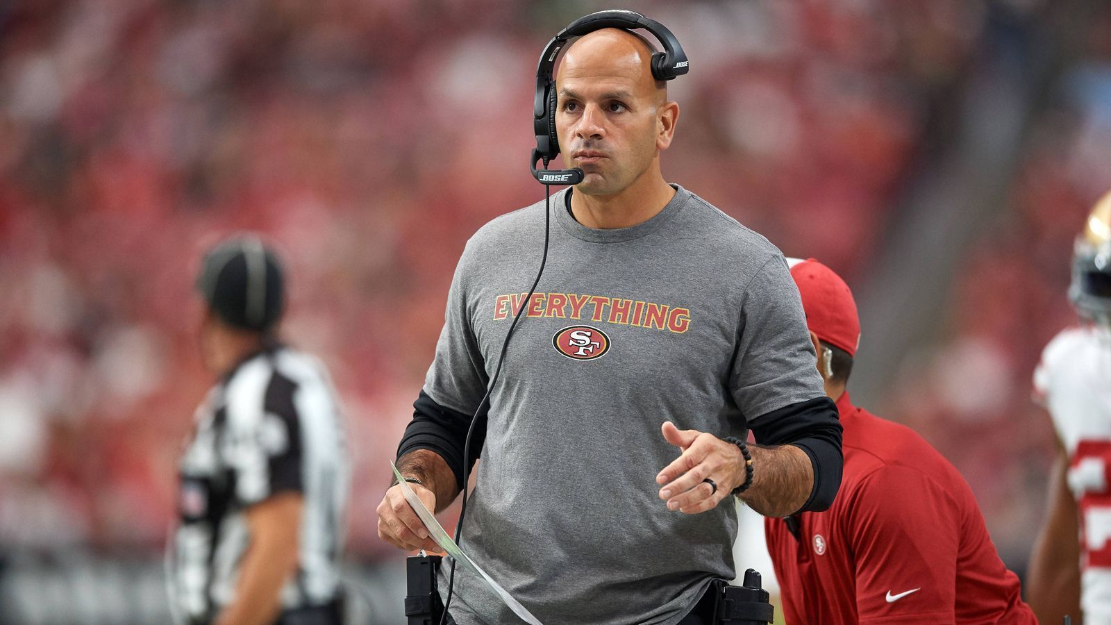 
                <strong>Robert Saleh (San Francisco 49ers)</strong><br>
                Wie bei Bieniemy dürfte es auch für Robert Saleh nur eine Frage der Zeit sein, wann er NFL Head Coach wird. Letztes Jahr war der Defensive Coordinator der San Francisco 49ers bereits bei den Cleveland Browns zum Interview, aber blieb dann doch bei seinem Team. Dort überzeugte seine Arbeit auch im vierten Jahr, obwohl ihm zwischenzeitlich zahlreiche Leistungsträger fehlten. Deswegen ist für seinen Chef Kyle Shanahan klar, dass er schon bald Head Coach wird – vielleicht schon 2021.
              