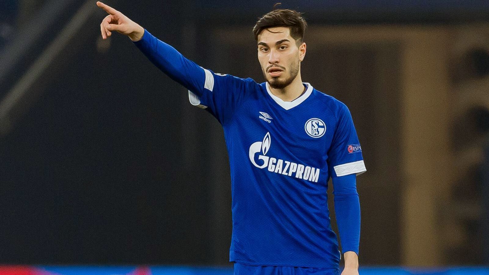 
                <strong>Suat Serdar (FC Schalke 04)</strong><br>
                Für Schalkes Suat Serdar ist ein Nationen-Wechsel ebenfalls noch drin. Der in Bingen geborene Mittelfeldspieler mit türkischen Wurzeln kickte bislang jedoch ausschließlich für den DFB-Nachwuchs und versucht derzeit dazu beizutragen, dass Deutschlands U21 bei der EM-Endrunde in Italien/San Marino die Titelverteidigung gelingt. Dennoch: Solange Serdar nicht in einem Pflichtspiel für die A-Nationalmannschaft Deutschlands aufläuft, könnte er jederzeit auch noch für die Türkei spielen.
              