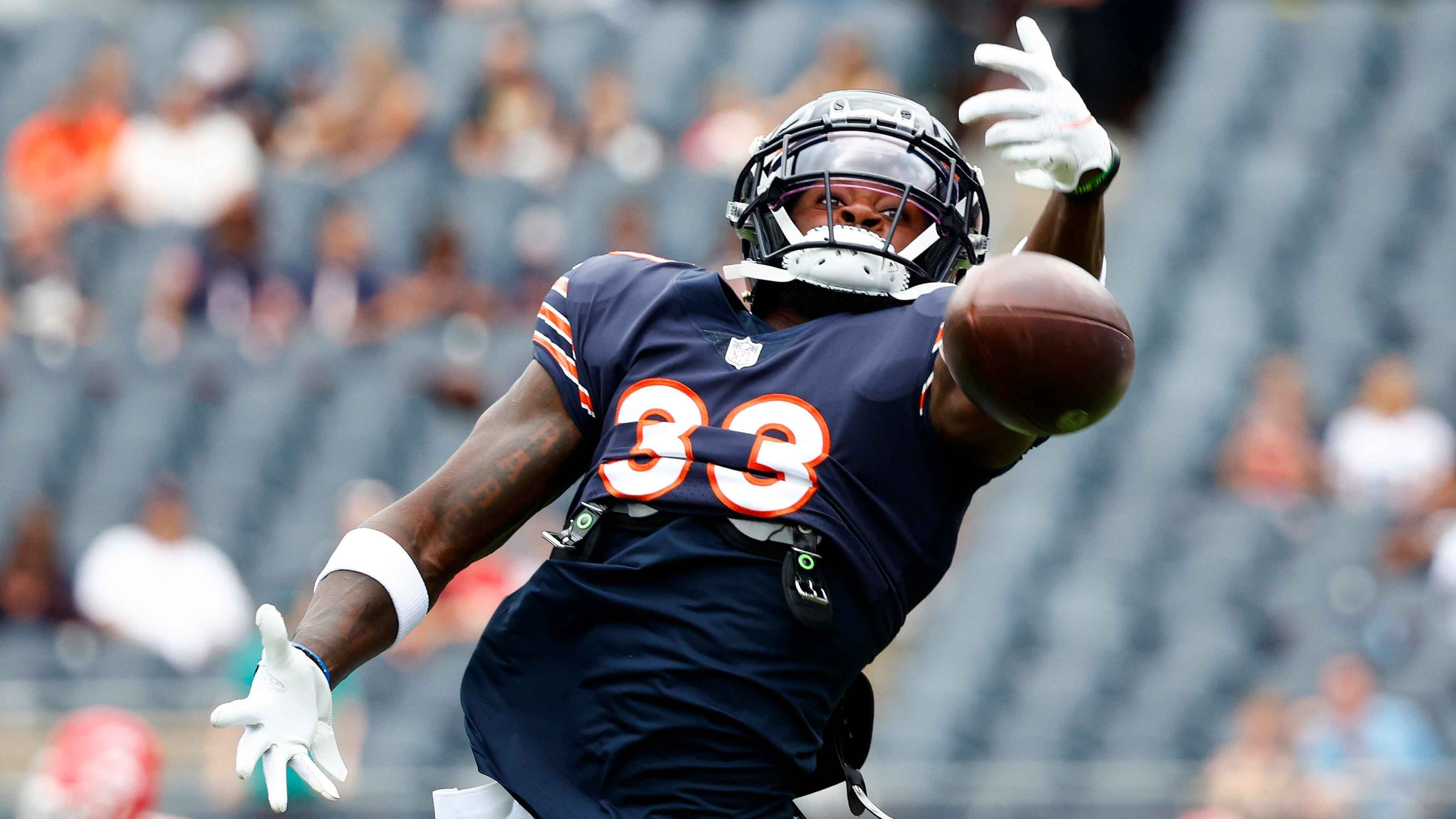 
                <strong>Platz 20: Chicago Bears</strong><br>
                &#x2022; Cornerback-Starter: Jaylon Johnson, Tyrique Stevenson<br>&#x2022; Cornerback-Backups: Kindle Vildor, Josh Blackwell, Greg Storman Jr., Kyler Gordon, Jaylon Jones, Michael Ojemudia<br>&#x2022; Safety-Starter: Jaquan Brisker, Eddie Jackson<br>&#x2022; Safety-Backups: Kendall Williamson, A.J. Thomas, Macon Clark, Elijah Hicks, Adrian Colbert, Bralen Trahan<br>Langsam erreicht das Ranking die durchschnittlichen Teams. Und genau das ist die Secondary der Bears. Während die Safeties einen überdurchschnittlichen Job in 2022 machten, haben die Cornerbacks noch Luft nach oben. Auch deshalb drafteten die Bears Tyrique Stevenson, der einen Schub an Qualität bringen dürfte.
              