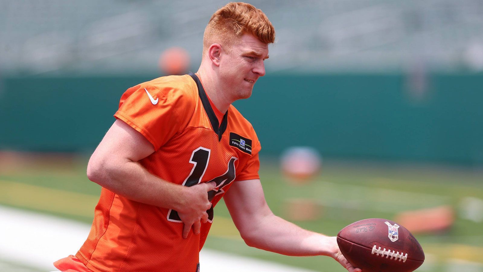 
                <strong>Andy Dalton</strong><br>
                Andy Dalton ist das "Red Rifle". Warum ist relativ einfach zu erklären: Zum einen hat der Quarterback der Cincinnati Bengals rote Haare, zum anderen feuert er die Pässe wie ein Gewehr zu seinen Receivern.
              