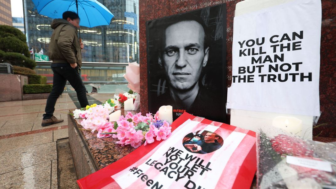 Südkorea, Seoul: Beileidsbekundungen für den verstorbenen russischen Oppositionsführer Nawalny vor dem Denkmal mit einem Werk des verstorbenen russischen Dichters Puschkin.