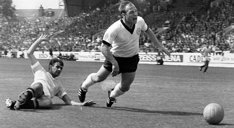 
                <strong>Uwe Seeler</strong><br>
                Uwe Seeler (Deutschland): Das Hamburger Fußball-Idol nahm an vier Weltmeisterschaften teil, wurde aber weder 1958, 1962, 1966 noch 1970 WM-Champion. Im Endspiel gegen England war er 1966 nah dran, verlor aber nach Verlängerung (2:4) durch das berühmte Wembley-Tor.
              