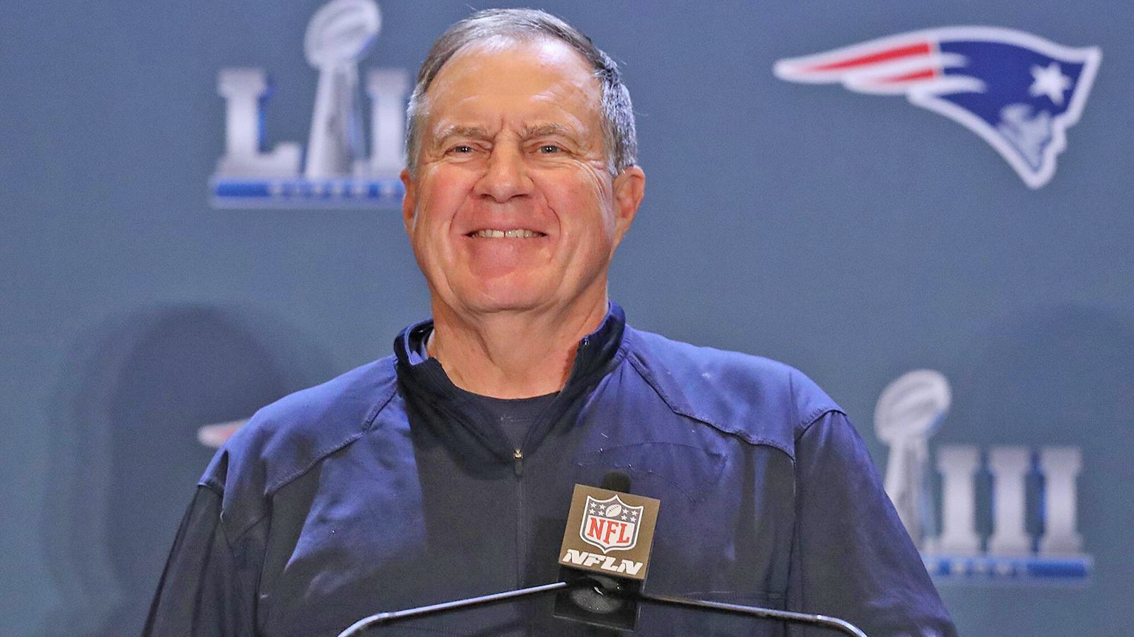 
                <strong>Draft 2020, Viertrunden-Pick der Chicago Bears</strong><br>
                Und damit noch nicht genug: Wer gut aufgepasst hat, der hat mitbekommen, dass die Patriots aus dem ganzen Trade-Gewitter noch immer einen Viertrundenpick im Draft 2020 offen haben, der in direktem Zusammenhang mit dem Trade von Jimmy Garoppolo steht. Insgesamt haben die Patriots also sechs Spieler aus dem Trade mit den 49ers gezogen und noch einen Pick im nächstjährigen Draft übrig. Und wer weiß, für wie viele weitere Picks Bill Belichick diesen noch an den Mann bringt. Fest steht jedoch: Dafür, dass die Franchise ihren damaligen Backup-Quarterback weggetradet hat, hat man mehr als nur ordentlich Kapital geschlagen.
              