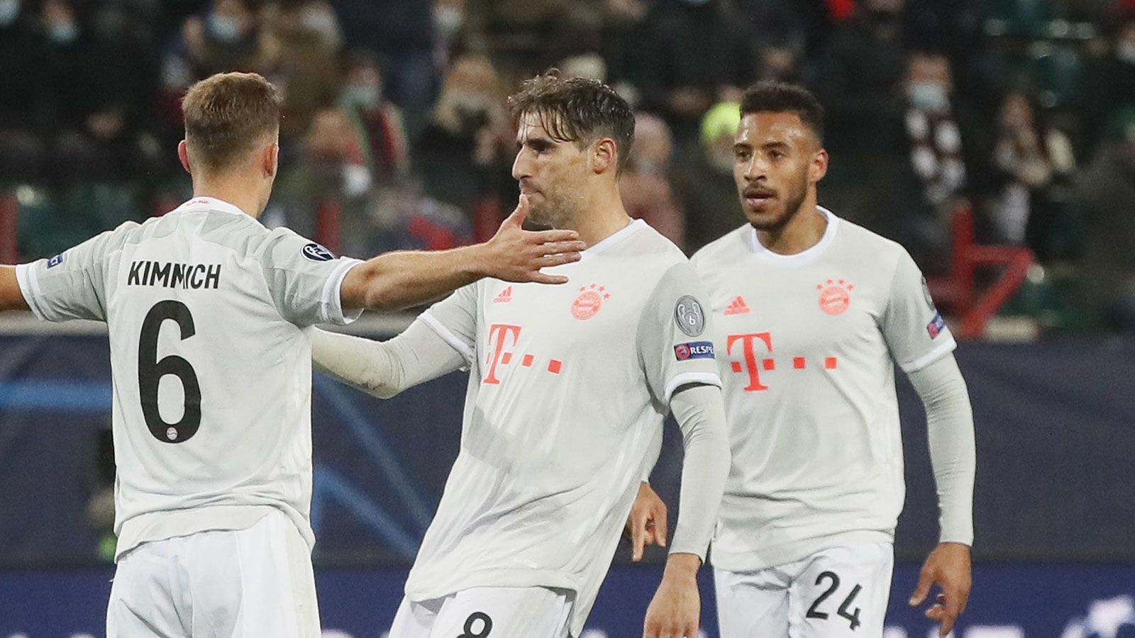 
                <strong>Javi Martinez</strong><br>
                Soll zur zweiten Halbzeit das defensive Mittelfeld verstärken, die Abstimmung mit der Abwehrkette verläuft das eine oder andere Mal aber holprig, außerdem kommen die Russen über Lücken im Mittelfeld zu einigen gefährlichen Kontern. Legt Kimmich das 2:1 auf. ran.de-Note: 4
              