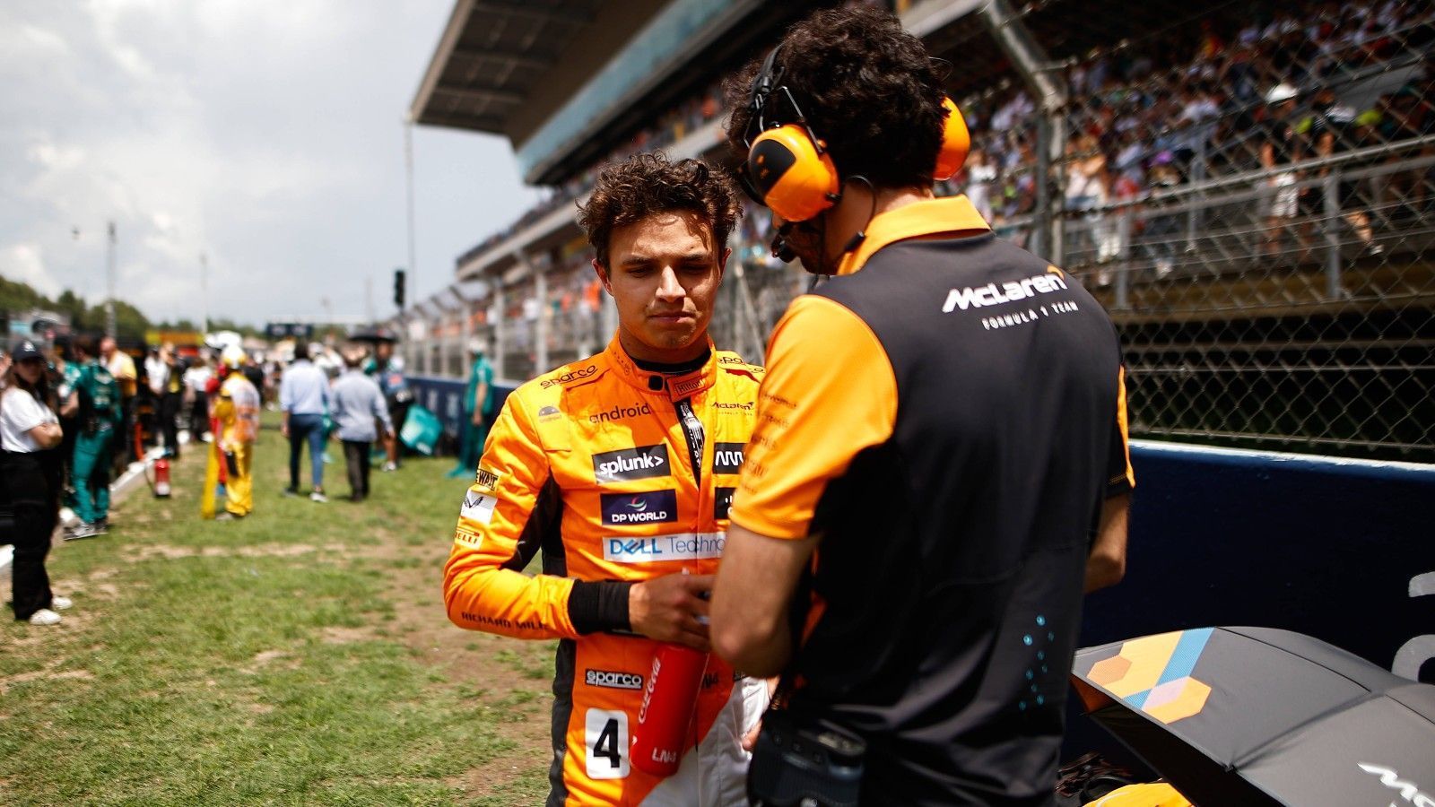 
                <strong>Verlierer: Lando Norris</strong><br>
                Ein Rennen zum Vergessen für den jungen Briten, dabei waren die Voraussetzungen so gut für Lando Norris. Im Qualifying hatte er sich in seinem McLaren überraschend Rang drei gesichert. Den Spitzenplatz war er aber bereits nach wenigen Metern wieder los. Norris kollidierte mit Landsmann Lewis Hamilton, es flogen Teile und er musste mit seinem Boliden an die Box kommen. Der 23-Jährige fiel weit zurück und kam auch in der Folge nicht wieder vor. Am Ende steht Platz 17, das Ende eines rundum enttäuschenden Tages.
              