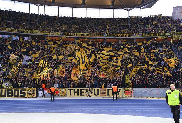 
                <strong>BVB-Fans in Berlin</strong><br>
                Borussia Dortmund reist als 14. zum Kellerduell nach Berlin (15.) - und hat mal eben ca. 10.000 Fans dabei. Die in den vergangenen Jahren vom Erfolg verwöhnten Anhänger erwarten von ihrem Team den Befreiungsschlag, doch ...
              