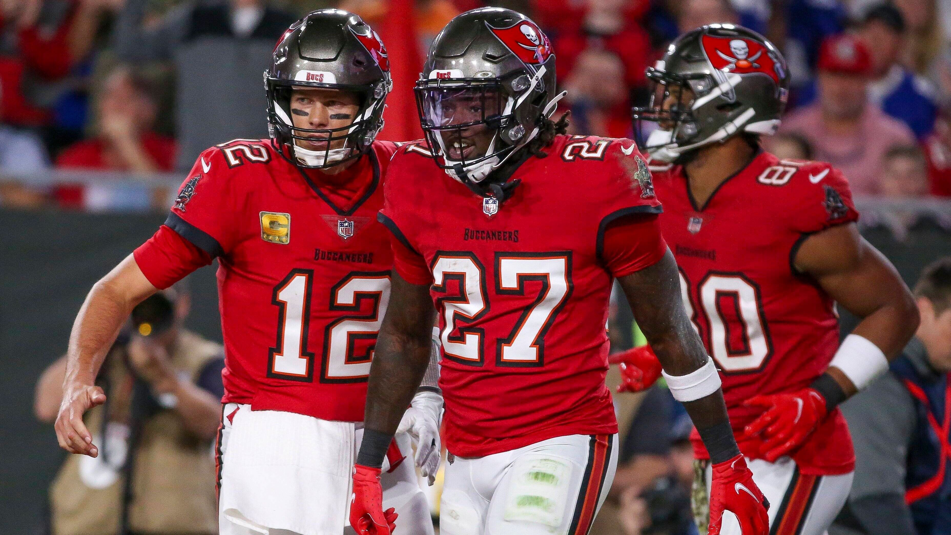 
                <strong>NFC South: Tampa Bay Buccaneers (8-3) - Die Stärken</strong><br>
                Der Titelverteidiger sind noch nicht auf dem Niveau des vergangenen Jahres, wissen aber, ähnlich wie die Kansas City Chiefs in der AFC, was es für eine erfolgreiche Saison braucht. Mit Tom Brady (li.) haben die Bucs den ultimativen Gewinner auf der Quarterback-Position, das Receiving-Corps um Mike Evans und Rob Gronkowski zählt zu den besten der Liga. Auch die Defense ist talentiert bis in die Haarspitzen, der Pass Rush an guten Tagen kaum einzubremsen. Und der Coaching Staff von Bruce Arians hat so ziemlich jedes Szenario in der NFL schon einmal gesehen.
              