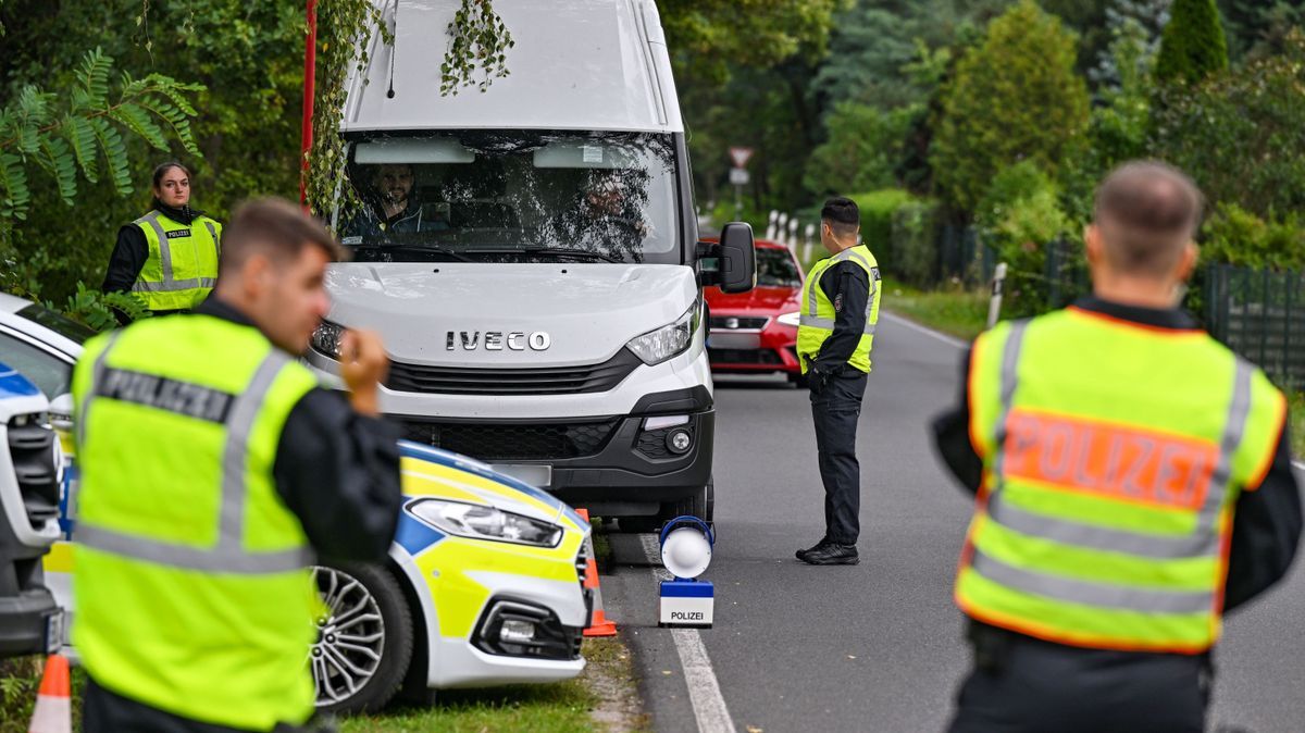 Polizeibeamte in Brandenburg überprüfen einen Kleintransporter bei einer Kontrolle gegen Schleuserkriminalität.