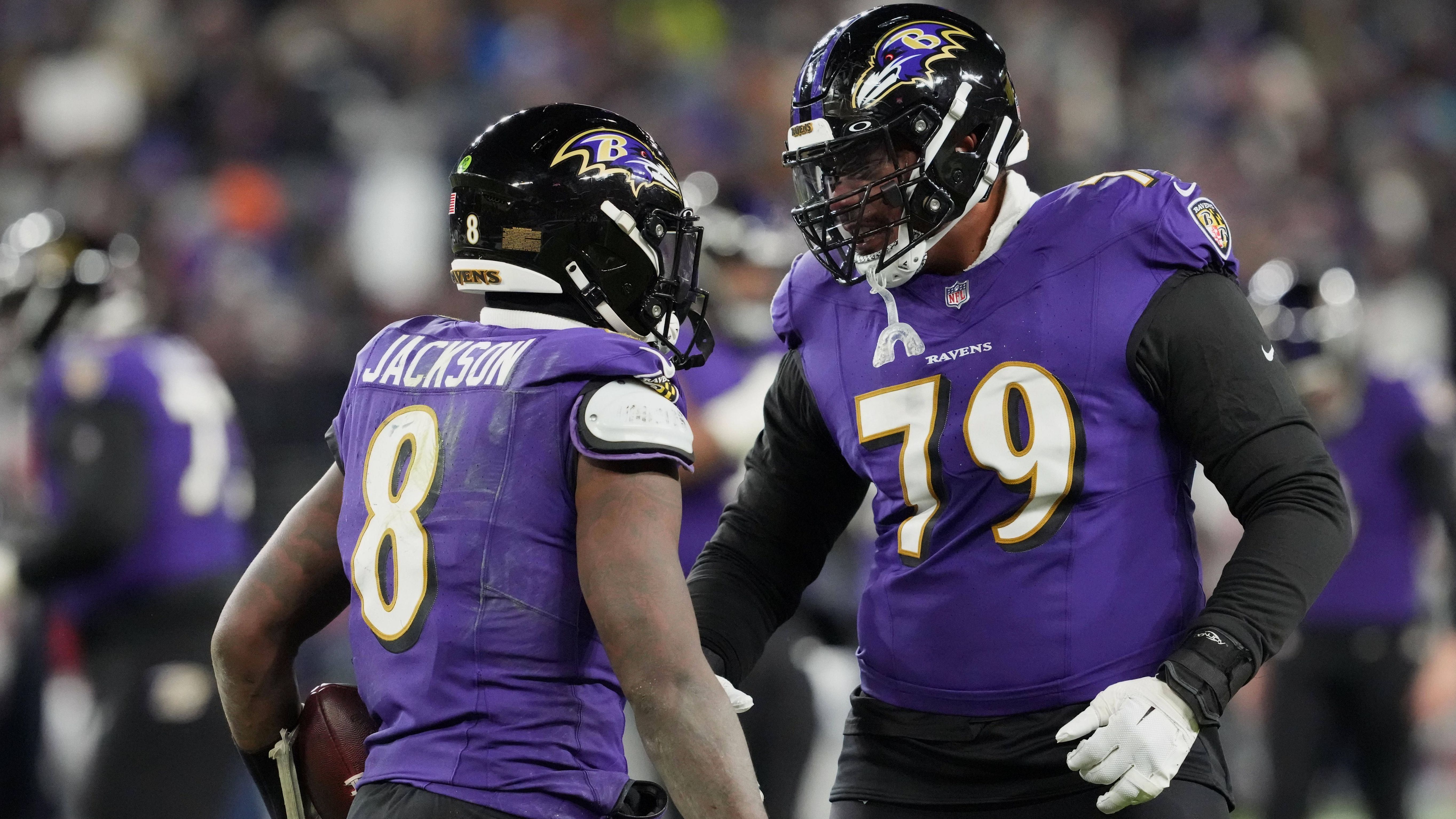 <strong>Baltimore Ravens</strong><br>Größter Need: Guard<br>In der Offseason verlor die Offensive Line der Ravens gleich drei ihrer Starter. Hinzu kommt ein verletzungsanfälliger Ronnie Stanley, der in sein letztes Vertragsjahr geht. Im Draft holten die Verantwortlichen zwei O-Liner dazu. Tackle Roger Rosengarten wird wohl die Chance auf den Posten als Starter erhalten. Center Nick Samac ist eher ein Notnagel. Die Line braucht Verstärkung, gerade bei den Guards.