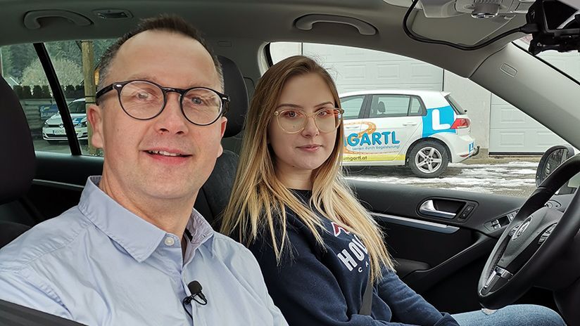 Beate und ihr Papa Harald sind ein eingespieltes Team. Während er ihr ruhig Anweisungen gibt, führt sie diese perfekt aus. In der Garage wartet bereits das erste Auto - fehlt nur noch die bestandene Prüfung.