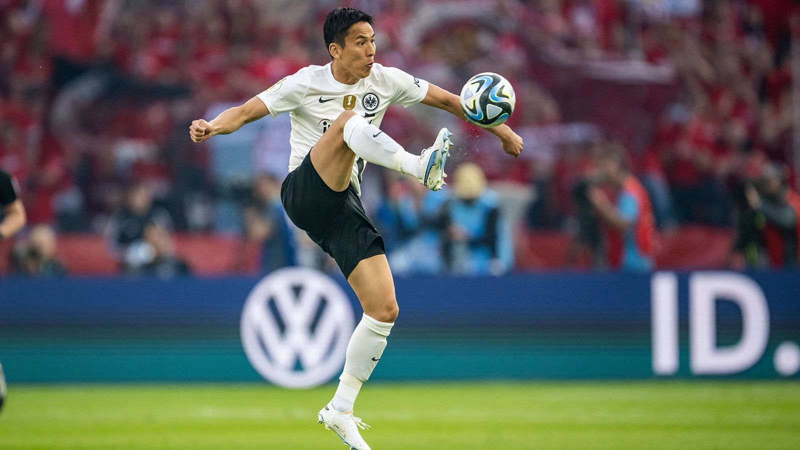 
                <strong>Makoto Hasebe (Eintracht Frankfurt) </strong><br>
                Der 39-jährige Abwehrchef macht im Grunde ein solides Spiel, kann aber die Geschwindigkeitsdefizite gegen Nkunku nicht immer wegkaschieren. Er muss in der 78. Minute für den offensiveren Christopher Lenz vom Platz. ran-Note: 4
              