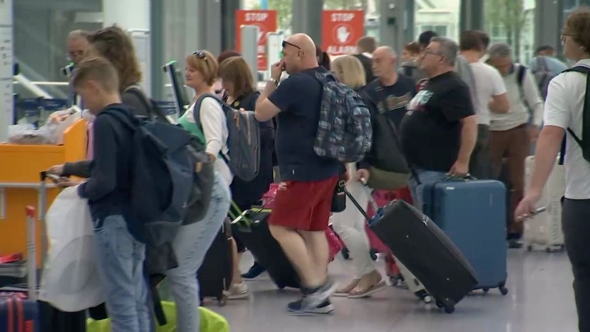 Flugreisende gehen durch einen Flughafen.