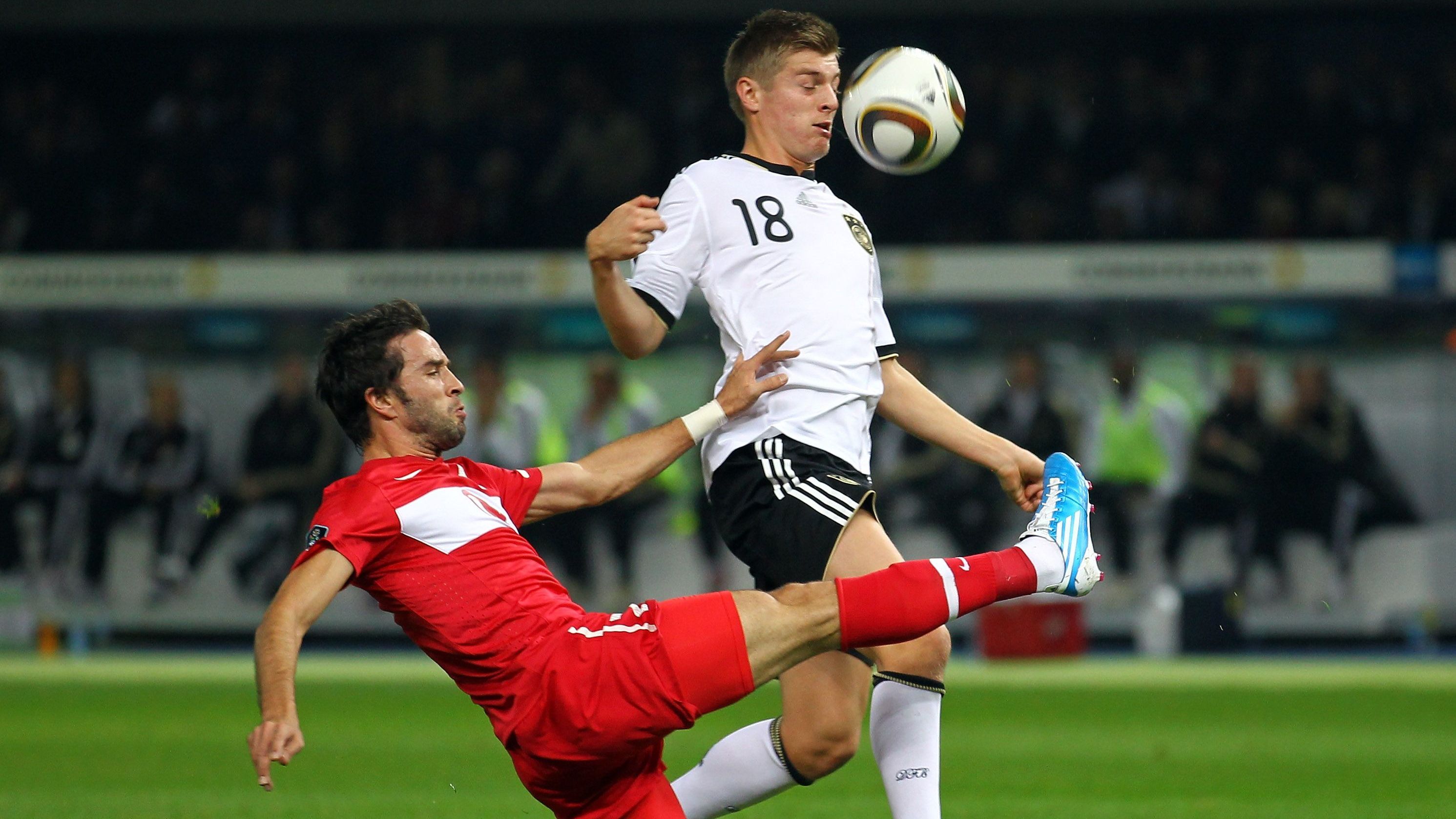 <strong>Mittelfeld: Toni Kroos</strong><br>Der Jüngste in Deutschlands Startelf 2010 gegen die Türkei war Toni Kroos. Der 20-Jährige, damals in Diensten des FC Bayern, brillierte schon zu dieser Zeit durch unglaubliche Ball- und Passsicherheit. In weiterer Folge entwickelte sich Kroos nicht zuletzt bei der WM 2014 zum Weltstar, führte das DFB-Team als Mittelfeldstratege zum Titel.&nbsp;