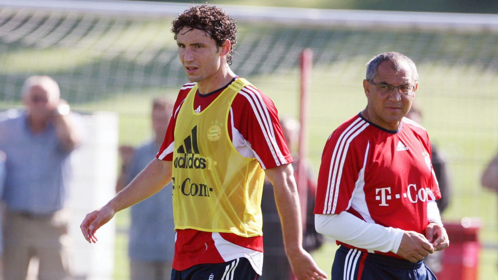 
                <strong>Felix Magath</strong><br>
                Felix Magath hatte es ab 2004 schon schwerer. Sein Gegenspieler: Mark van Bommel. Der Niederländer ließ es bei einem Spiel auf Schalke im November 2006 sogar zum Eklat kommen. Bayern liegt hinten, Magath schimpft in der Halbzeitpause über mangelnden Siegeswillen und fehlendes taktisches Verhalten. Van Bommel kontert: "Taktik? Welche Taktik?" Die komplette Mannschaft lässt Magath allein in der Kabine stehen und dreht das Spiel auf eigene Faust. Zwei Monate später sind Magaths Tage in München gezählt.
              