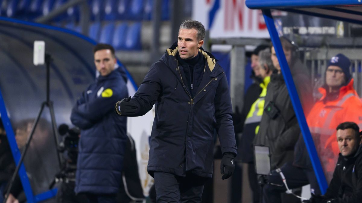 HEERENVEEN - SC Heerenveen coach Robin van Persie during the Dutch Eredivisie match between SC Heerenveen and Fortuna Sittard at Abe Lenstra Stadium on Feb. 1, 2025 in Heerenveen, Netherlands. ANP ...