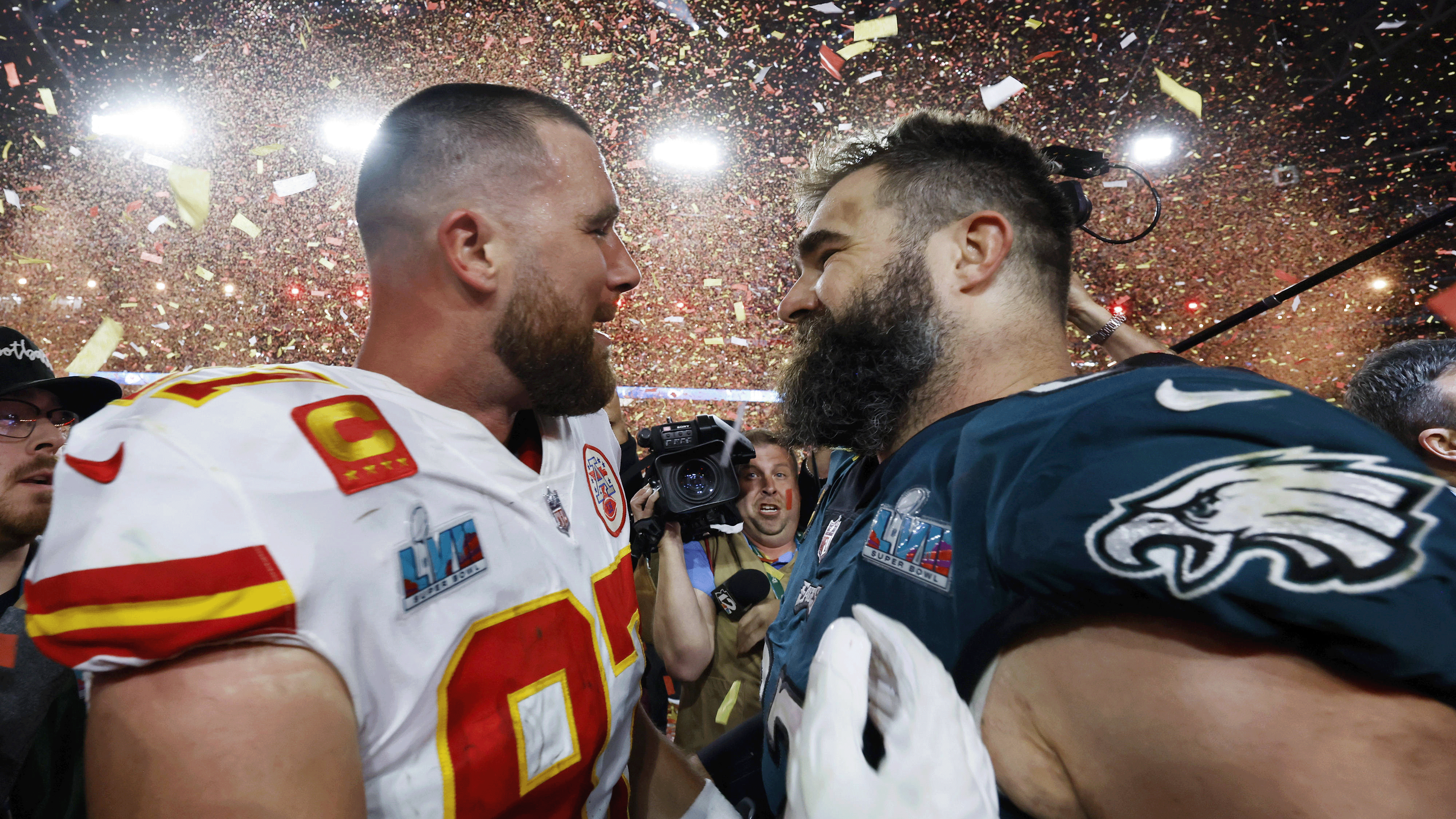 <strong>Bruder-Duell</strong><br>Das einzige Bruder-Duell in einem Super Bowl gab es 2023 zwischen Travis und Jason Kelce (r.) beim Spiel der Kansas City Chiefs und der Philadelphia Eagles. Travis ging dabei als Sieger vom Platz. Unter Head Coaches gab es ebenfalls ein Duell unter Brüdern, John Harbaugh gewann mit den Baltimore Ravens 2013 gegen Jim Harbaughs San Francisco 49ers.