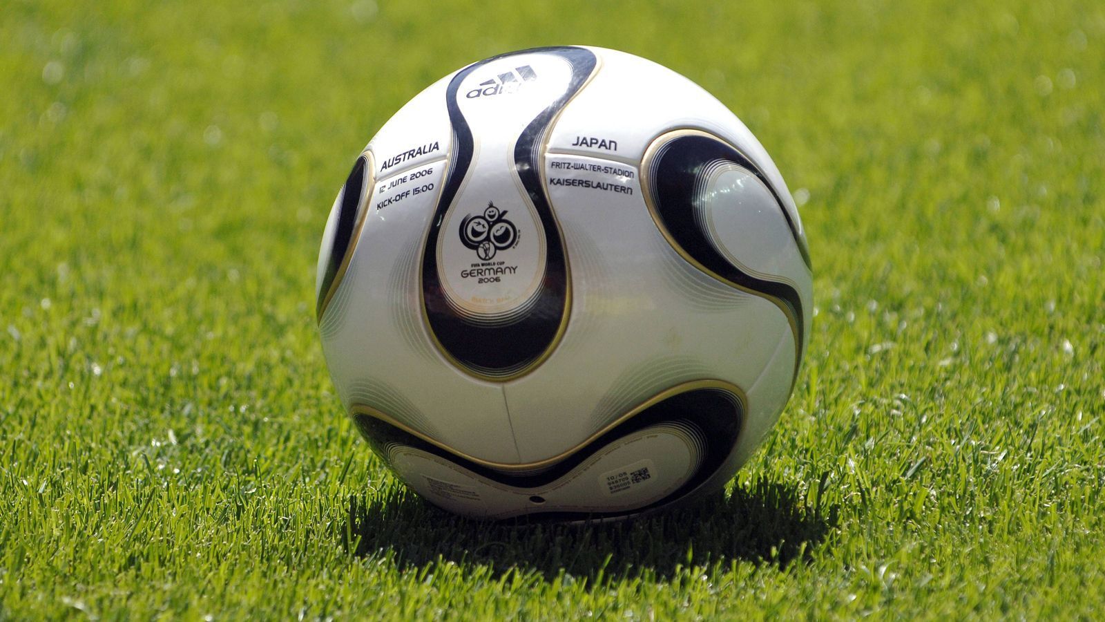 
                <strong>WM 2006 in Deutschland: Teamgeist</strong><br>
                Auch der Ball der WM 2006 erhielt durch eine Reduzierung von vorher 32 auf 14 Panels eine noch rundere Form. Dank einer besonders glatten Oberflächenschicht war dieses Modell noch eine Spur wasserabweisender als andere WM-Bälle und behielt seine Flugeigenschaften auch bei Regen. Durch die neue Oberflächenstruktur veränderte sich auch die Flugbahn des Balles, was zu Protesten der Torhüter und vielen, kuriosen Weitschusstoren führte. Für das WM-Finale wurde extra eine goldene Variante des Teamgeist bereitgestellt. 
              