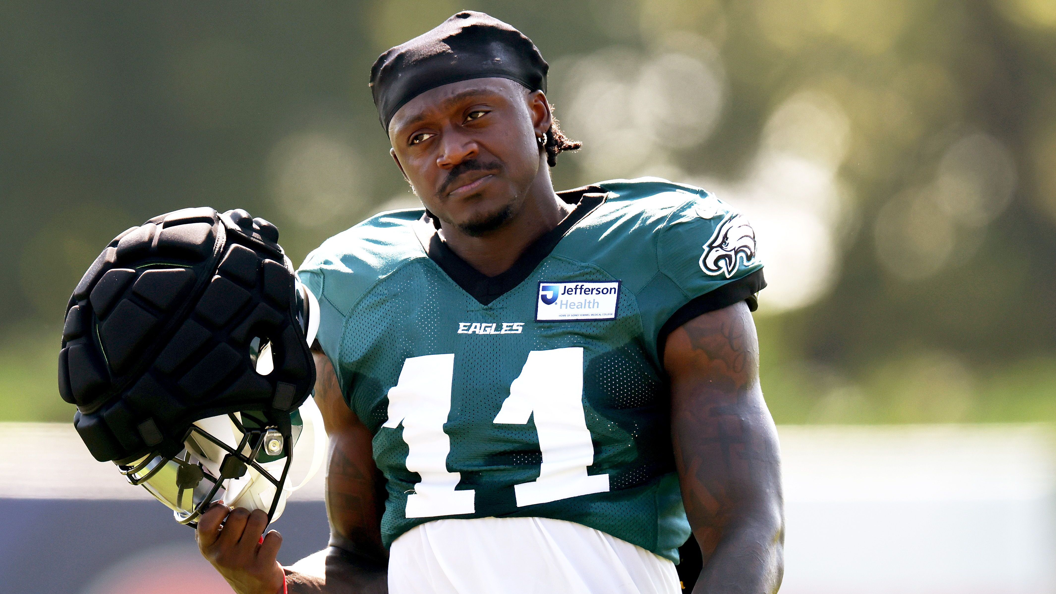 <strong>A.J. Brown (Philadelphia Eagles)</strong><br>Bereits Anfang August musste Wide Receiver A.J. Brown von den Philadelphia Eagles kürzer treten. Nun trat die Oberschenkelverletzung offenbar erneut auf, der Pro Bowler musste das Training am Donnerstag aussetzen. Head Coach Nick Sirianni hofft, dass Brown "das Training bald wieder aufnehmen könne." Es soll aber wohl nichts sein, was den Saisonstart gefährden könnte.