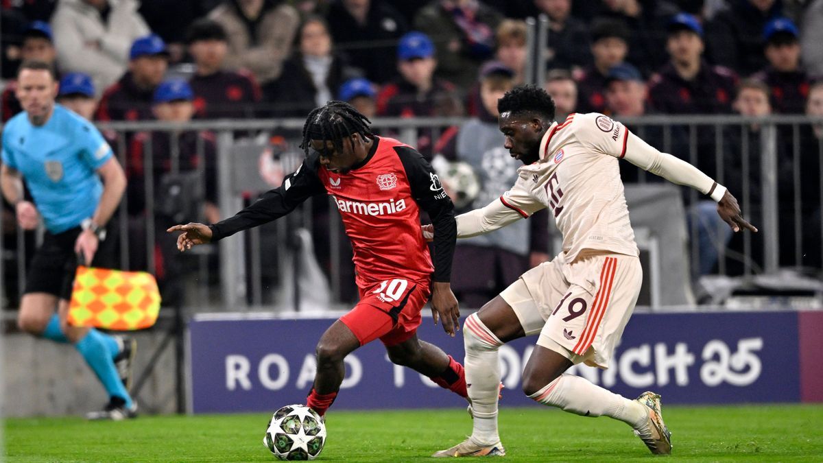 Zweikampf, Aktion Alphonso Davies Bayern FC Muenchen FCB (19) gegen Jeremie Frimpong Bayer 04 Leverkusen (30) FC Bayern Muenchen FCB vs Bayer 04 Leverkusen B04 Achtelfinale Hinspiel 05.03.2025 DFL ...