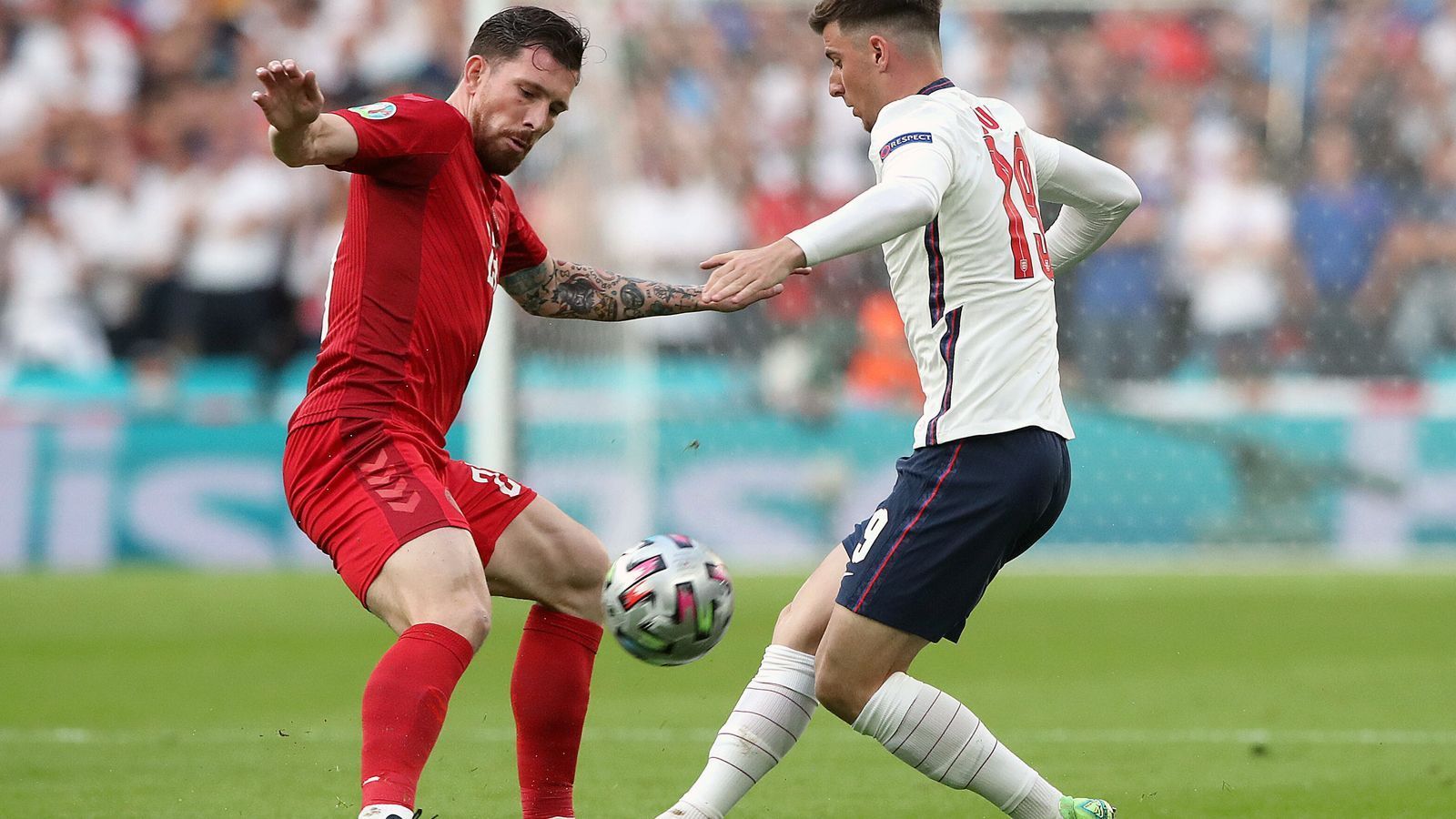 
                <strong>Pierre-Emile Höjbjerg (Dänemark)</strong><br>
                Der einstige Bayern-Akteur müht sich redlich, muss aber auch einiges einstecken. Nach einer Balleroberung gegen Phillips in der englischen Hälfte agiert Höjbjerg anschließend zu ungenau. Mit großem Laufpensum. ran-Note: 2
              