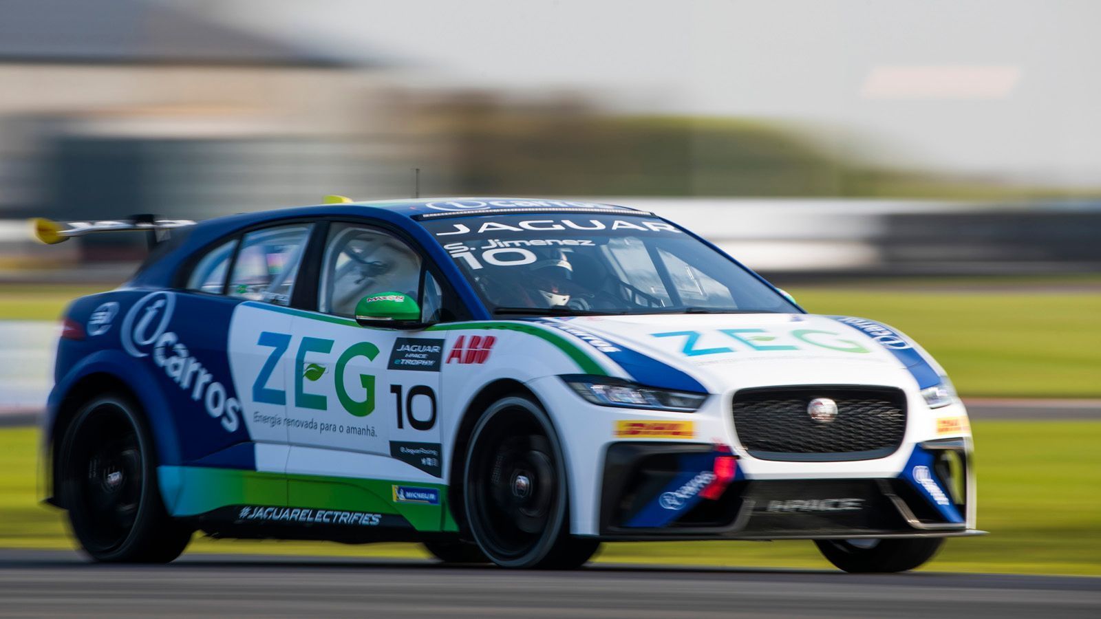 
                <strong>Jaguar I-PACE eTrophy: Das sind die Fahrer und Teams</strong><br>
                Der Brasilianer Sergio Jimenez ist der erste Champion der Jaguar I-PACE eTrophy und will seinen Titel in der neuen Saison verteidigen. "Ich freue mich, auch in der zweiten Saison der Jaguar I-PACE eTrophy gemeinsam mit Caca (Bueno, d. Red.) dabei zu sein", sagt Jimenez. "Wir haben letztes Jahr gut zusammengearbeitet und wollen den Erfolg für das Team fortsetzen. Die Änderungen am Auto und der Attack-Mode machen die Rennen aufregender. Ich bin heiß auf Saison 2."
              