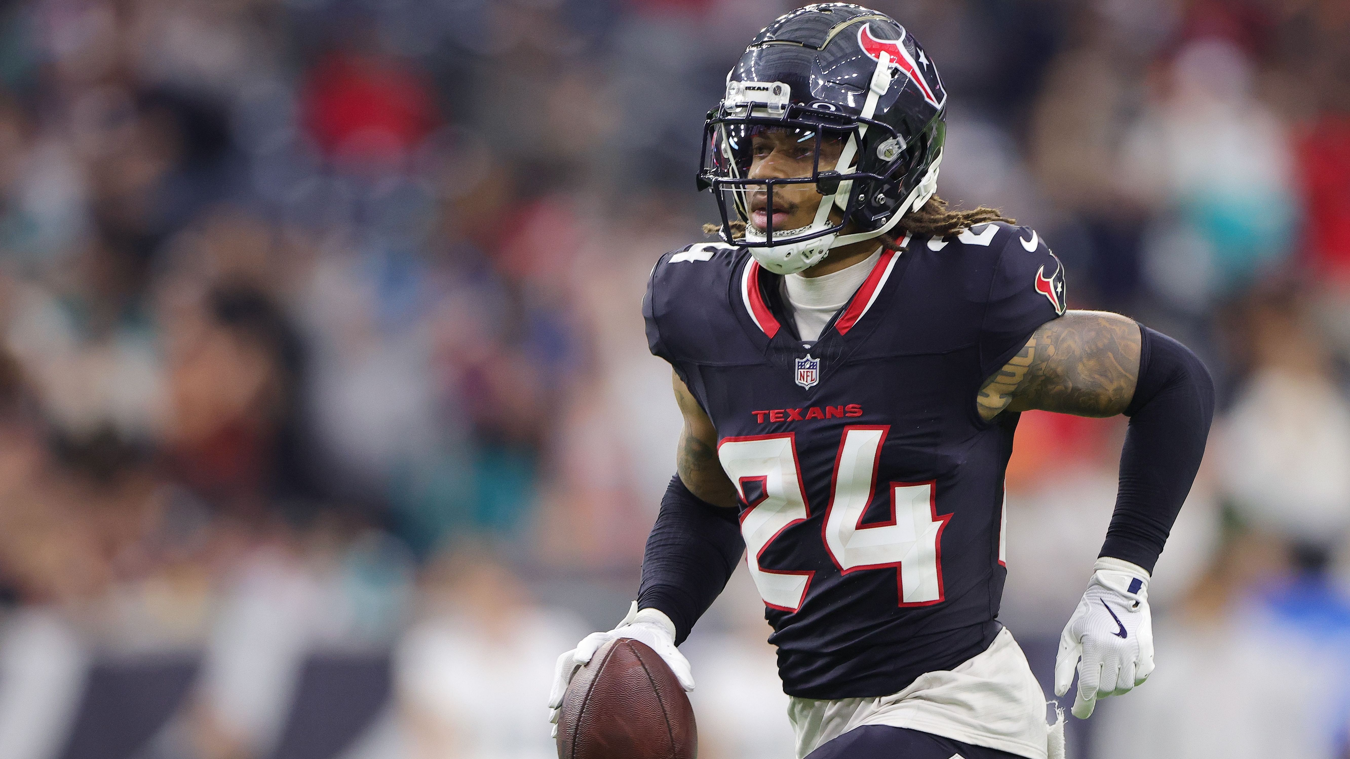 <strong>Derek Stingley Jr. (Houston Texans)</strong><br><strong>Position</strong>: Defensive Back / Safety<br><strong>Alter in 2028</strong>: 26<br>Als DB oder S muss man beim Flag Football sehr wendig sein. Genauso muss man in der Lage sein, Routen und Tempo des Gegners schnell zu erkennen und zu matchen. Stingley ist dafür der richtige Spieler.
