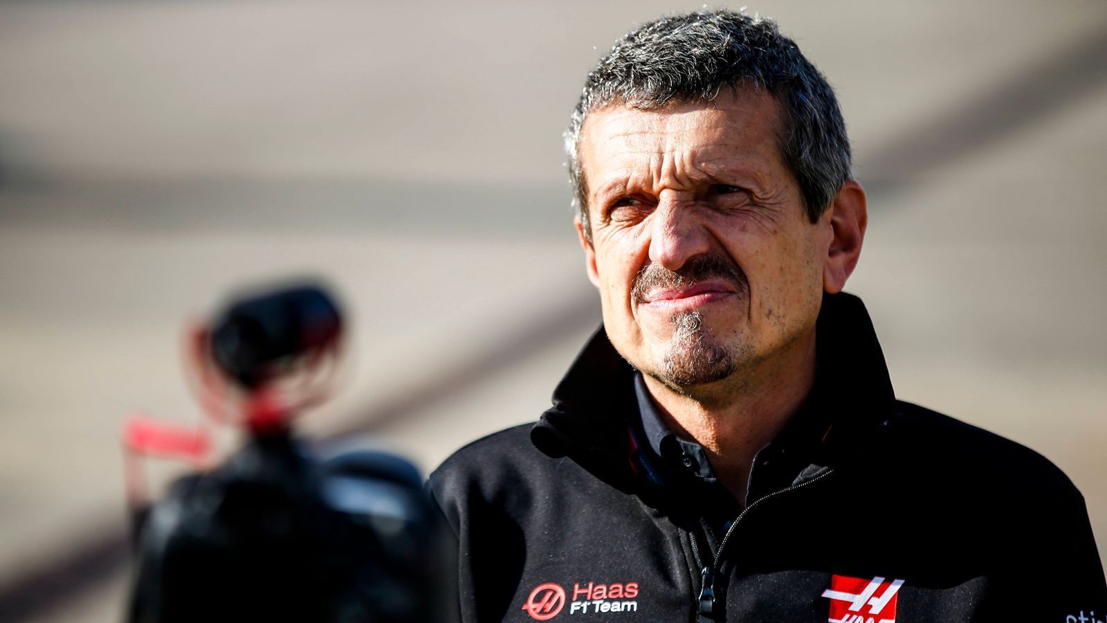 
                <strong>Der Kult-Teamchef</strong><br>
                Das Gesicht des Teams ist ohne Frage der Teamchef. Netflix-Fans unterhält Günther Steiner bereits seit der ersten Staffel der Formel-1-Doku "Drive to survive" mit seiner authentischen, knorrigen Art. Er wurde dadurch zur Kultfigur. Er ist ohne Frage einer dieser Typen, nach denen der professionelle Motorsport oft schreit.
              