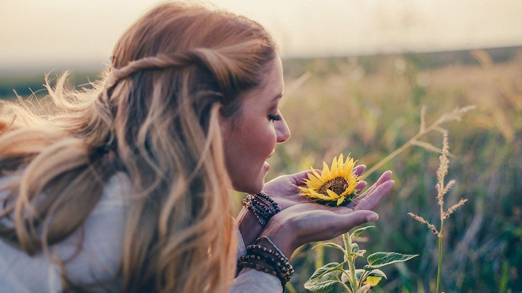 Welche Pflanzen eignen sich für vegane Haarfarbe? Was ist beim DIY-Haarefärben mit veganer Haarfarbe zu beachten? Im Beauty-Artikel findet ihr die Antworten!