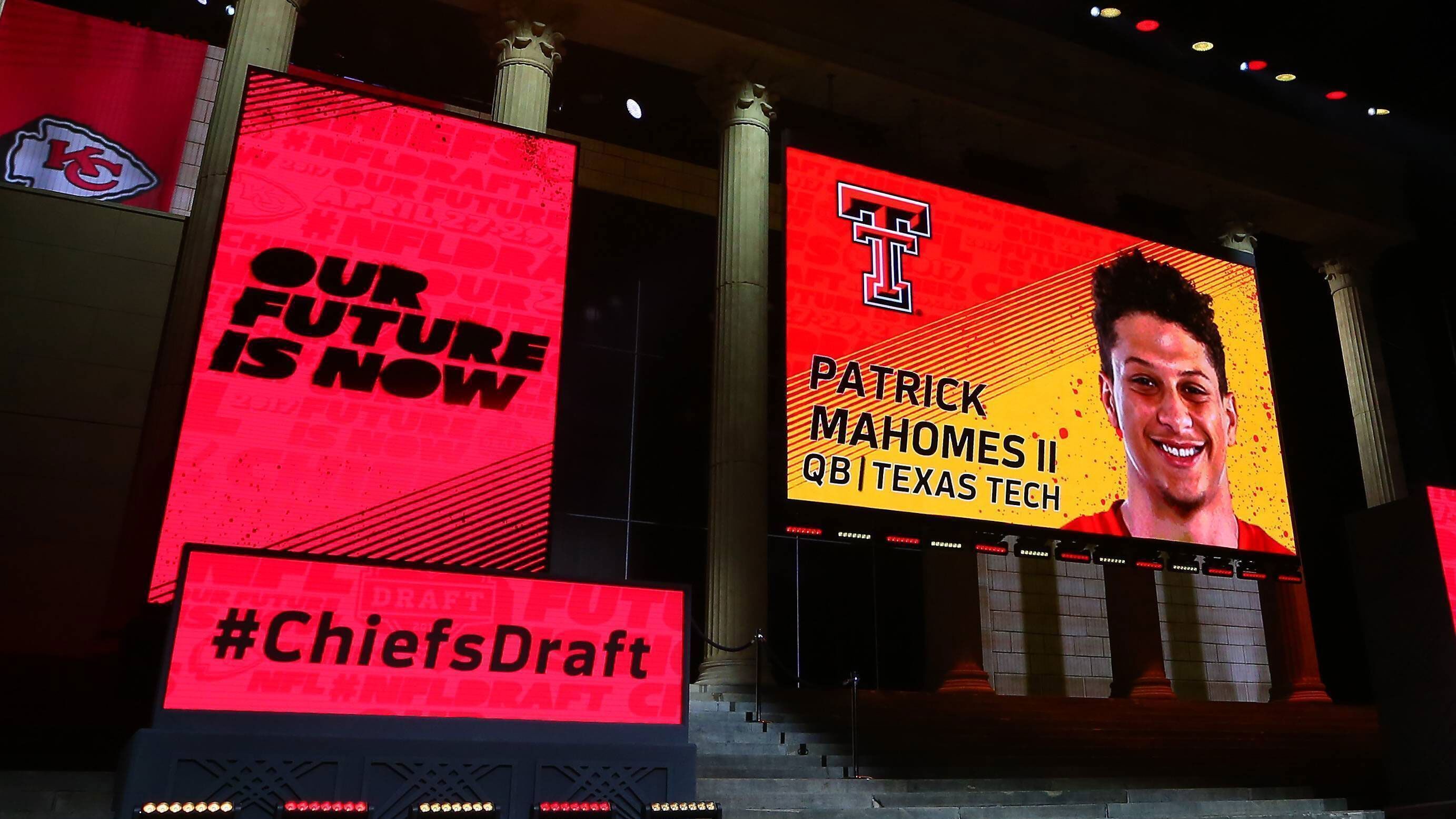 
                <strong>Patrick Mahomes: Chiefs gehen ins Risiko</strong><br>
                Die Chiefs wählten Mahomes im Draft 2017 an zehnter Stelle aus und tradeten für ihren Franchise-Quarterback satte 17 Spots nach oben - eine Entscheidung, die sie bis heute wohl kaum bereuen. Besonderen Anteil daran hatte der heutige General Manager und damalige Co-Director of Player Personell Brett Veach, der Mahomes zu College-Zeiten scoutete und in den höchsten Tönen von ihm schwärmte. "Brett hat uns ewig zu diesem Kerl gedrängt, er hat John und mich mit diesem Quarterback zermürbt, seit der Junge ein Freshman war", berichtete Head Coach Andy Reid im März bei "NFL Network".
              