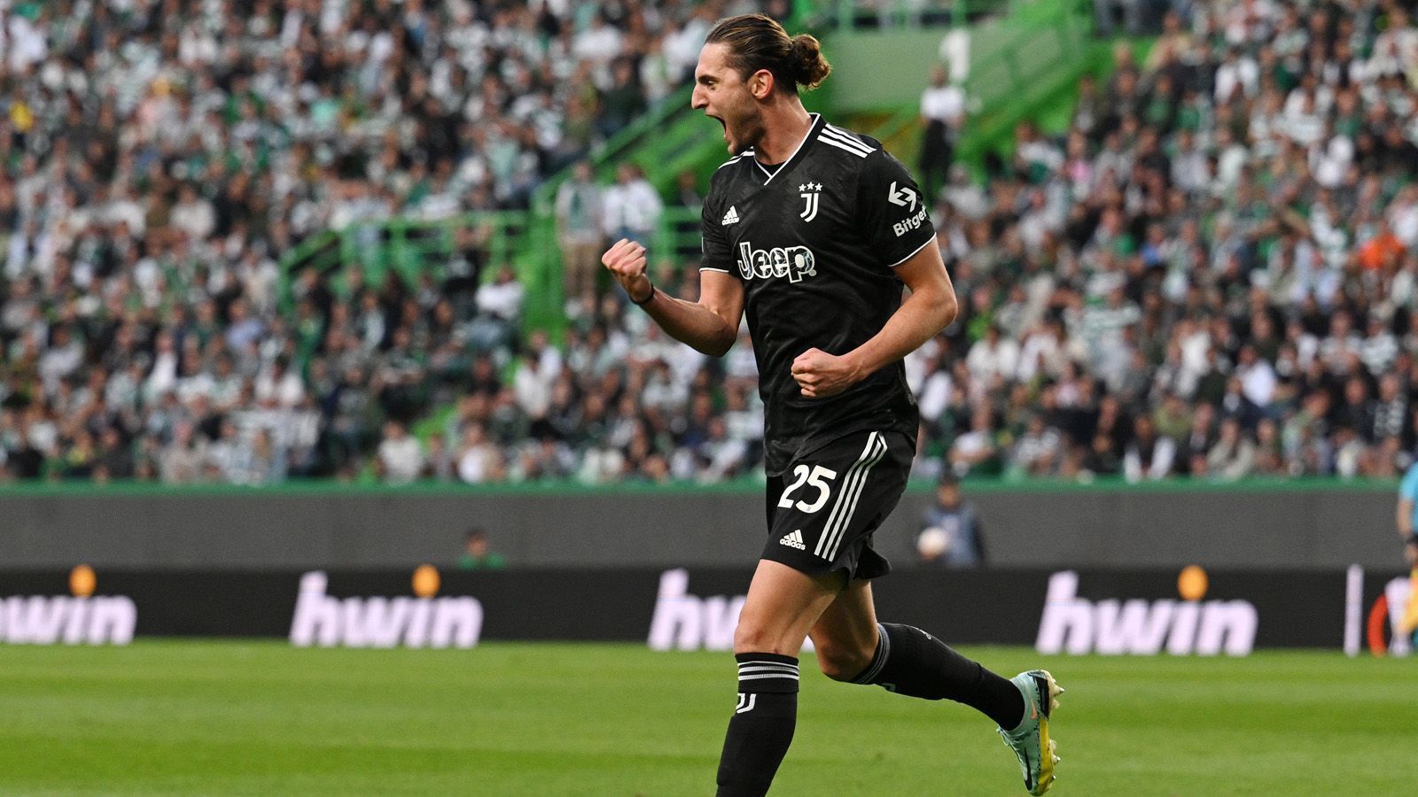 <strong>Adrien Rabiot (Juventus Turin)</strong><br>
                Auch auf dem Zettel der Bayern steht Vizeweltmeister Adrien Rabiot von Juventus Turin. Schon einmal wollten die Münchner Rabiot an die Säbener Straße locken. 2019 hatte sich der Mittelfeldspieler aber für einen Wechsel von Paris St. Germain nach Turin entschieden. Auch ohne Ablöse wäre Rabiot kein Schnäppchen. Angeblich schwebt seiner Mutter und Agentin eine Gehaltserhöhung für ihren Sohn vor. Aktuell verdient der 28-Jährige angeblich sieben Millionen Euro netto pro Jahr.
