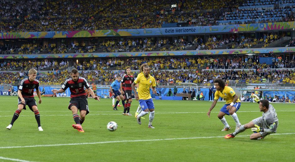 
                <strong>Platz 1: Miroslav Klose (Deutschland, 16 Tore)</strong><br>
                Miroslav Klose hat sich mit seinem Tor beim 7:1 gegen Brasilien endgültig an die Spitze der Rangliste geschossen. Die Bilanz von "Salto-Miro" kann sich sehen lassen: Klose erzielte in 24 Partien satte 16 Tore. 
              